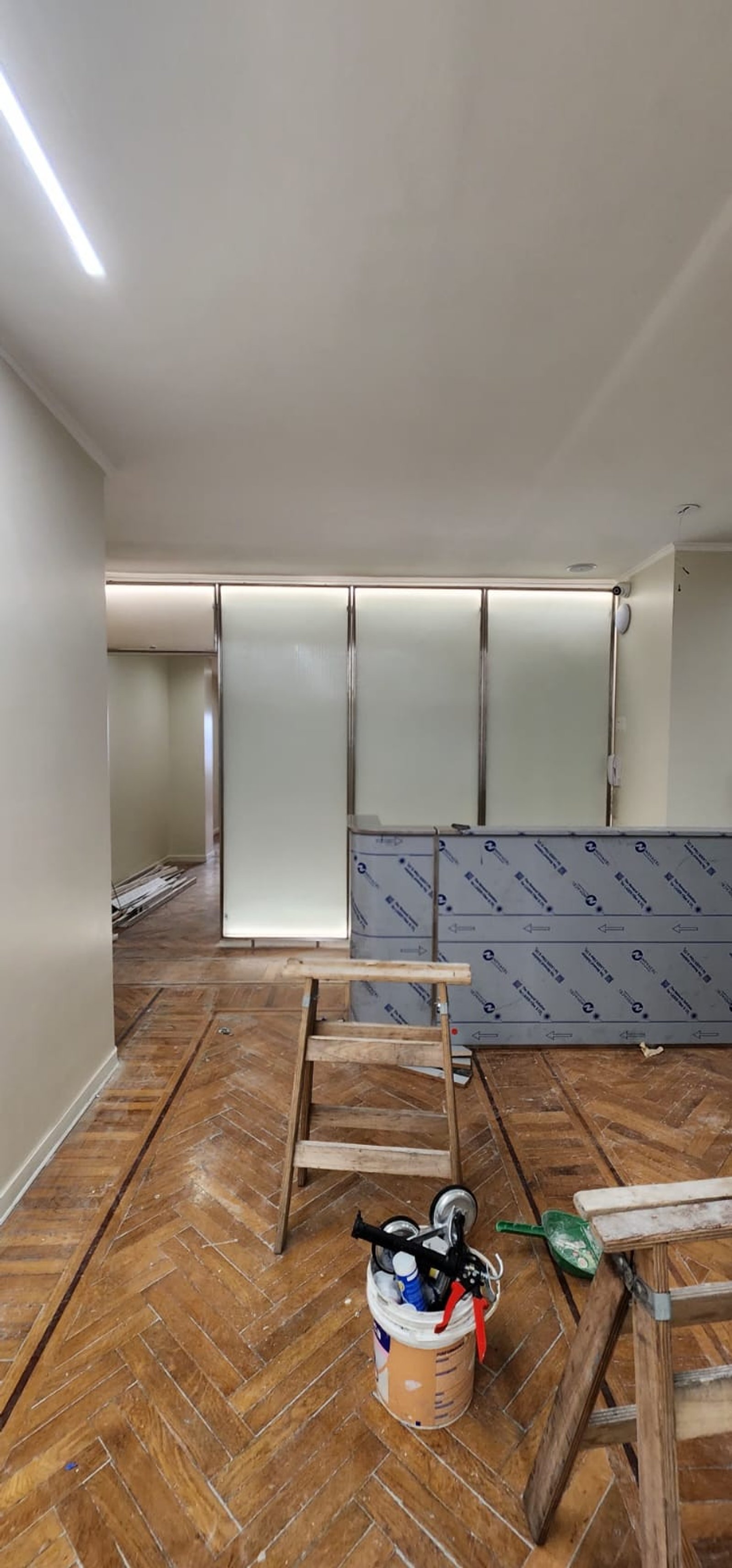 interior en construccion con piso de madera — proyecto Vidrios acanalados con marco en acero, por Cristalcenter, en Recoleta
