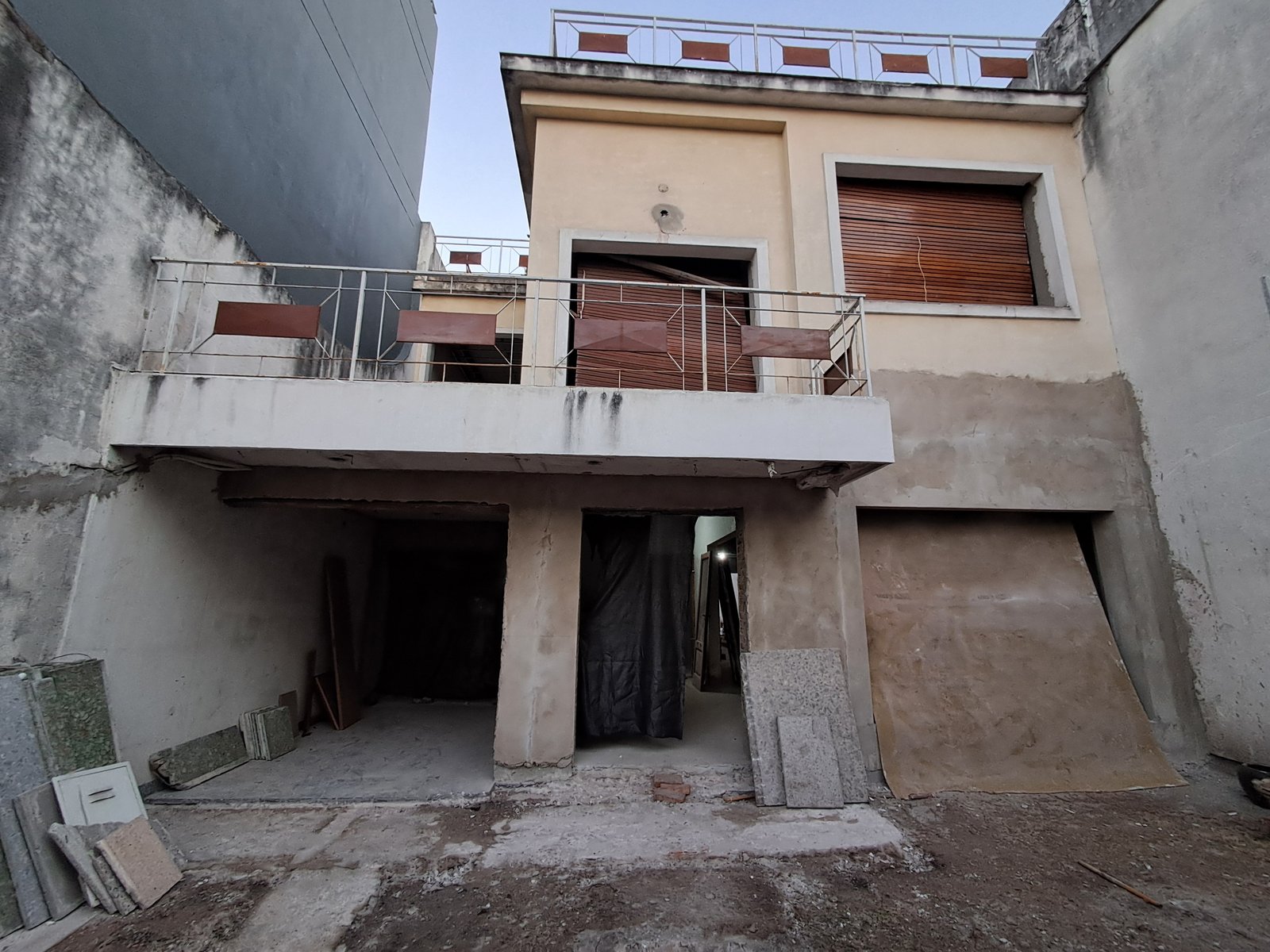 Fachada brutalista con arcos y concreto expuesto — proyecto REFACCIÓN SOLANO LOPEZ, por IRALA CONSTRUCCIONES, en Mariscal Francisco Solano López 3634