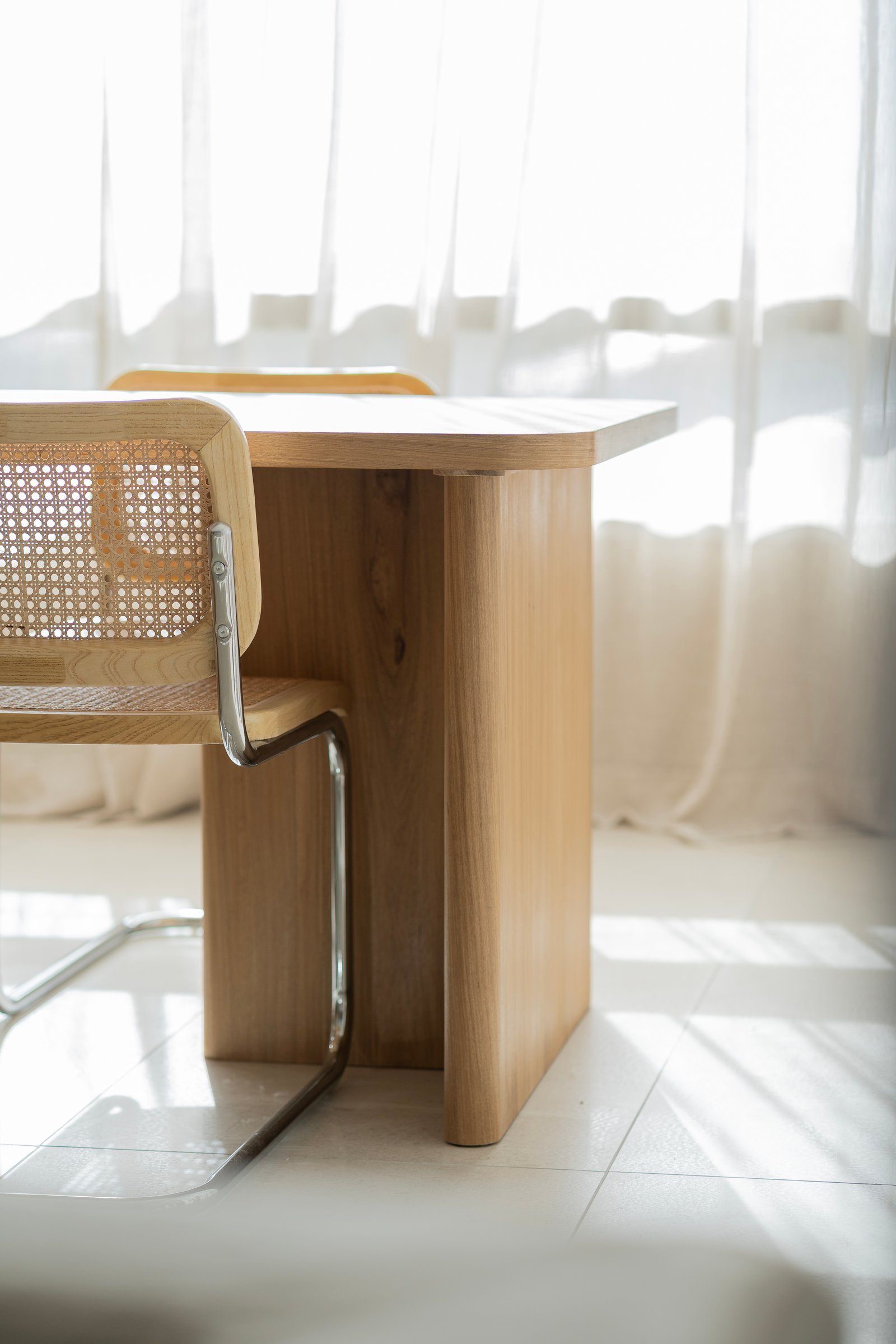Comedor moderno con mesa y sillas de madera y ratán — proyecto Al Río - Cocina / Comedor, por Blue Rabbit Design, en Vicente López