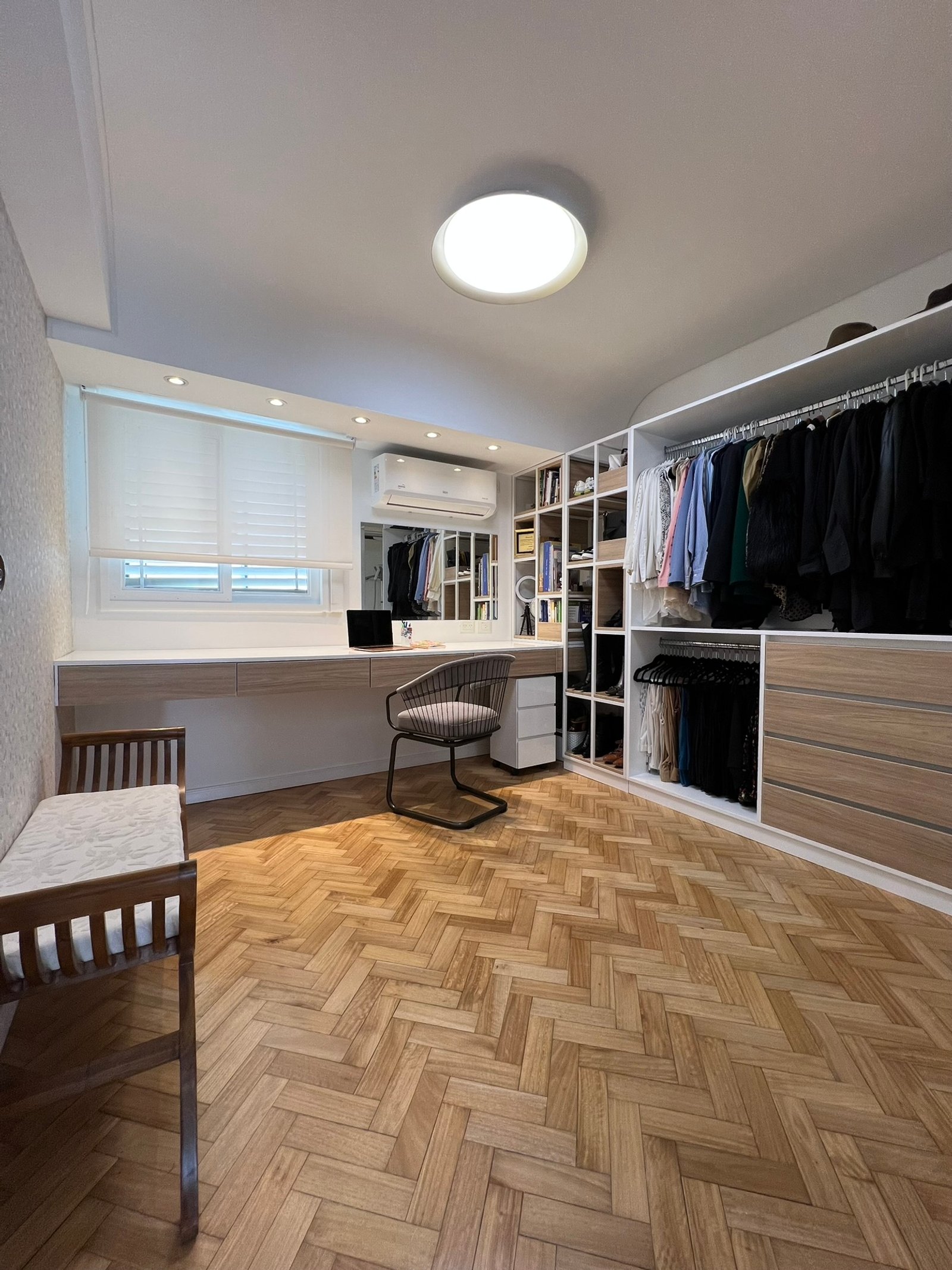Habitación moderna con armario vestidor y escritorio — proyecto Cramer I, por MDBK Arquitectura, en Belgrano