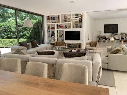 Living moderno con ventanales y madera — proyecto CASA DEL ARBOL, por Estudio Xime Fontan Balestra, en Tortuguitas