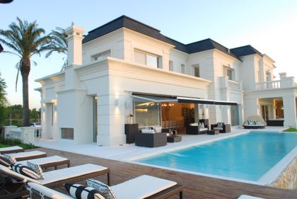 Casa moderna de lujo con piscina y deck de madera — proyecto Chateau al Río, por Apaarquitectura, en Tigre