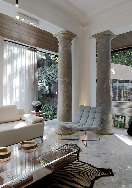 Living con columnas de hormigon, sillones modernos y pisos de marmol — proyecto Casa COR Pernambuco Living Garden 2016, por André Caricio