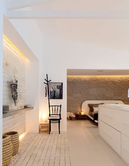 Baño minimalista con bañera blanca y ladrillo visto iluminado — proyecto Casa COR Pernambuco 2019, por André Caricio