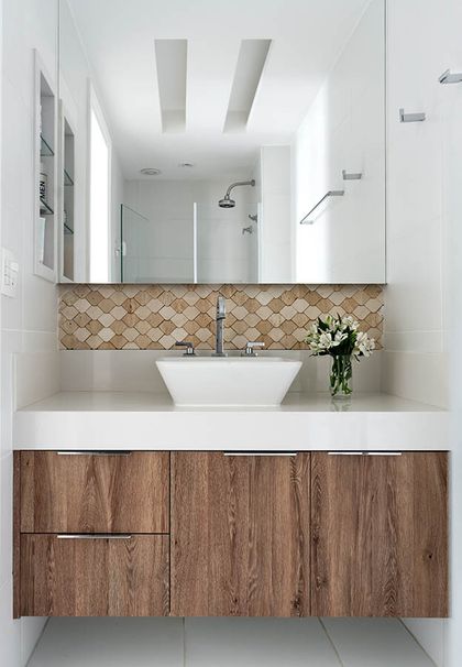 Baño moderno con mesada blanca, bachas integradas y espejo grande — proyecto Apartamento Nóbrega, por Amanda Miranda