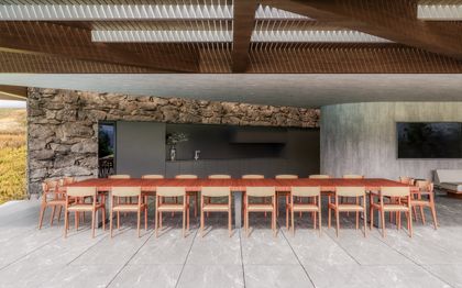 Galería moderna con comedor extenso bajo pergola de madera — proyecto Casa Tangram, por Tetro Arquitetura