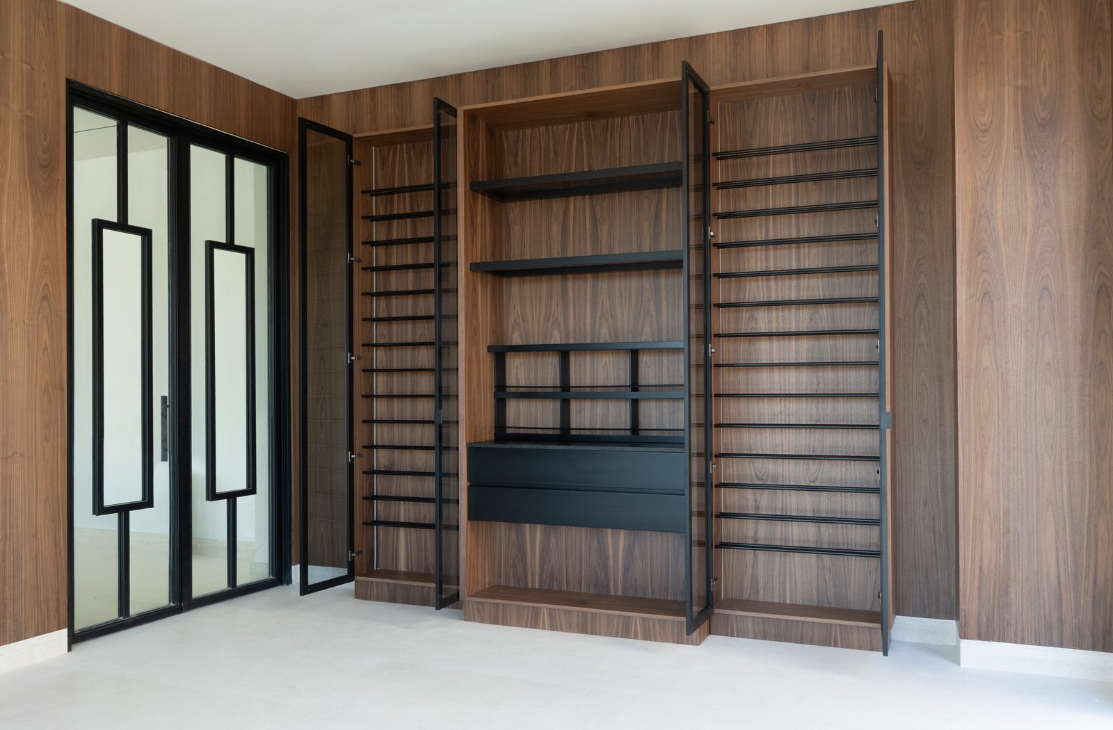 Pasillo moderno con revestimiento de madera oscura y amplias estanterías — proyecto Albanueva , por ABEJA CONCEPT, en Av. Sta. María de las Conchas 4249