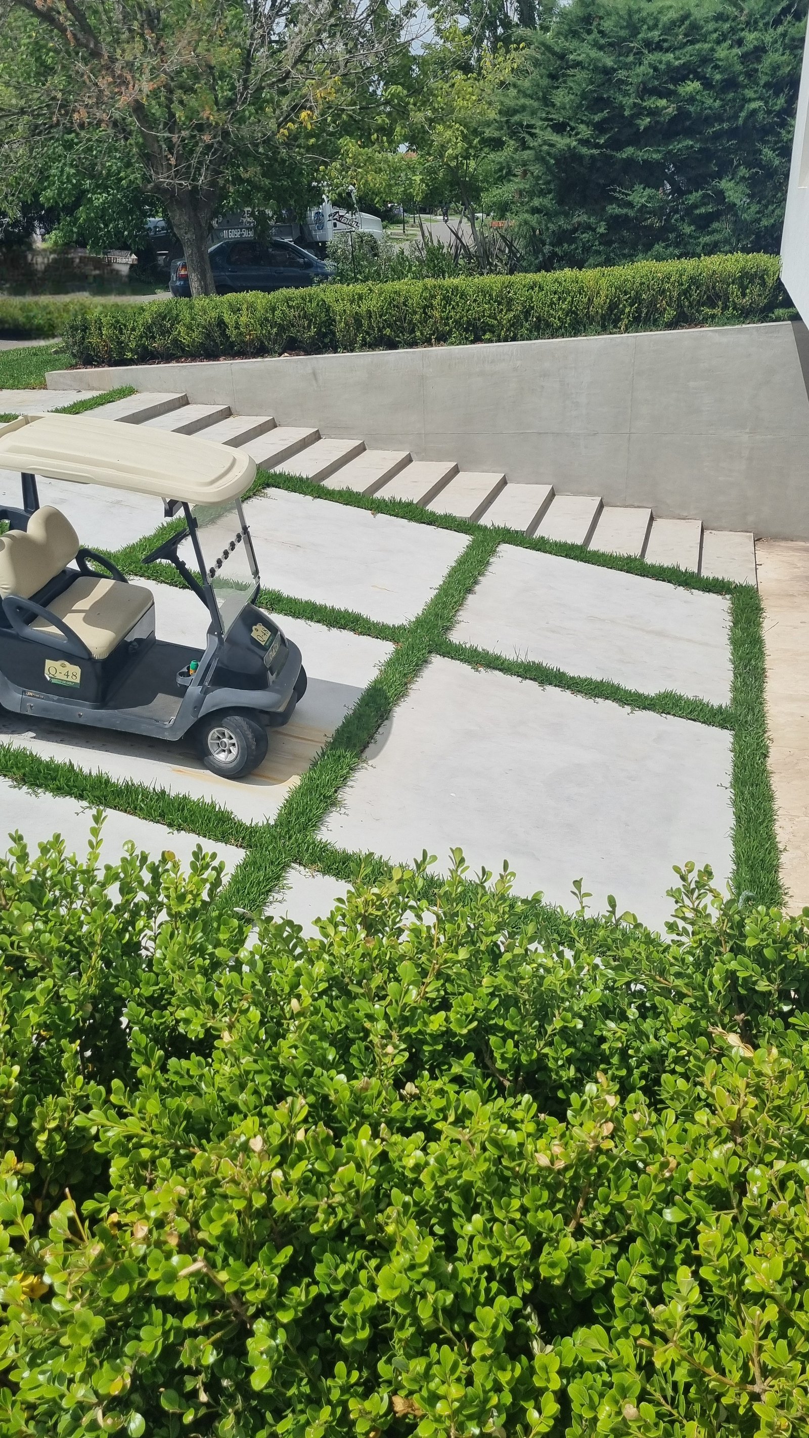 Patios modernos con carrito de golf y césped — proyecto Abril El Lago, por Marcela García Brünner Paisajista, en B1885 Guillermo Enrique Hudson