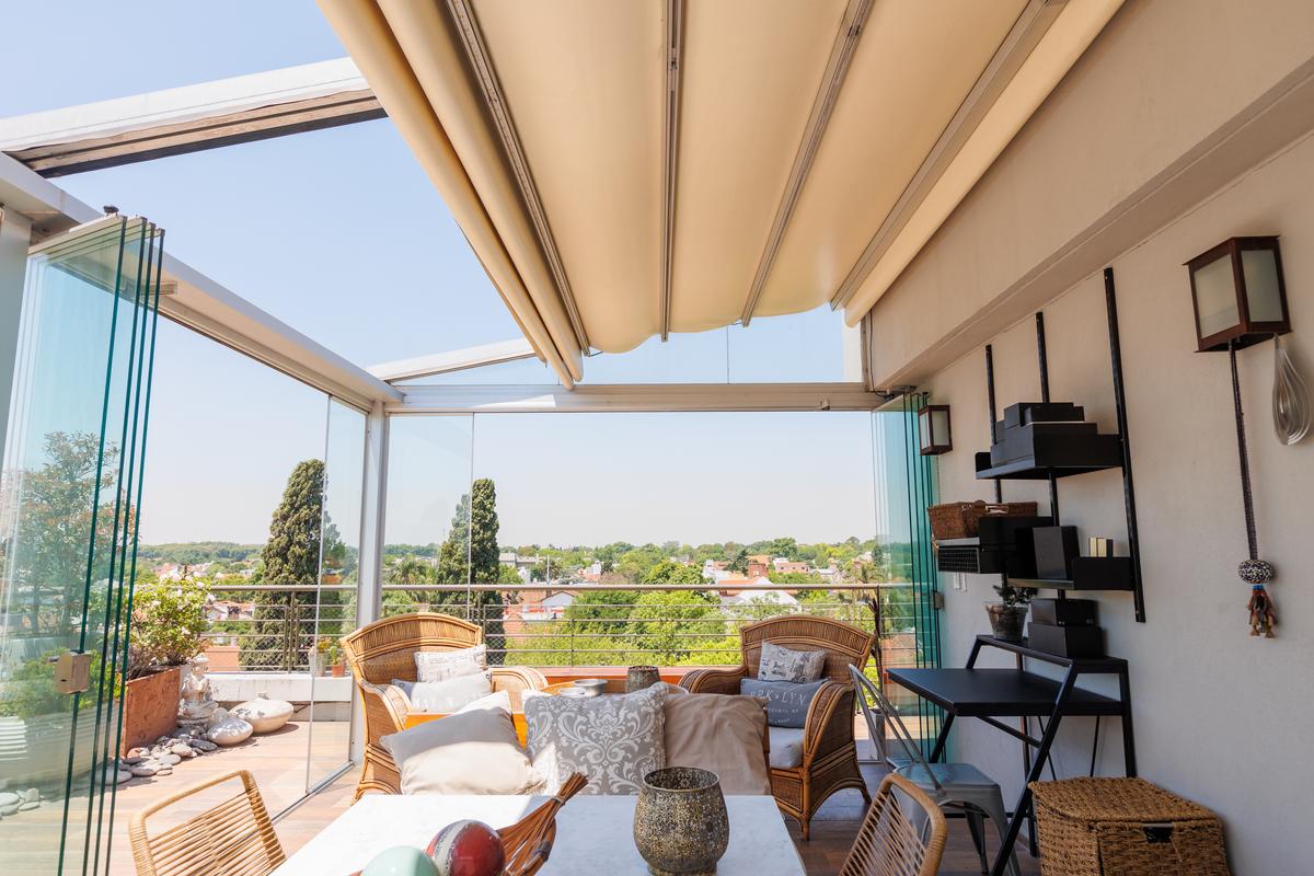 Terraço moderno com vista urbana e toldo retrátil — projeto TOLDER - PERGOLAS, por Argentina en Obra 2024, em Rincón de Milberg