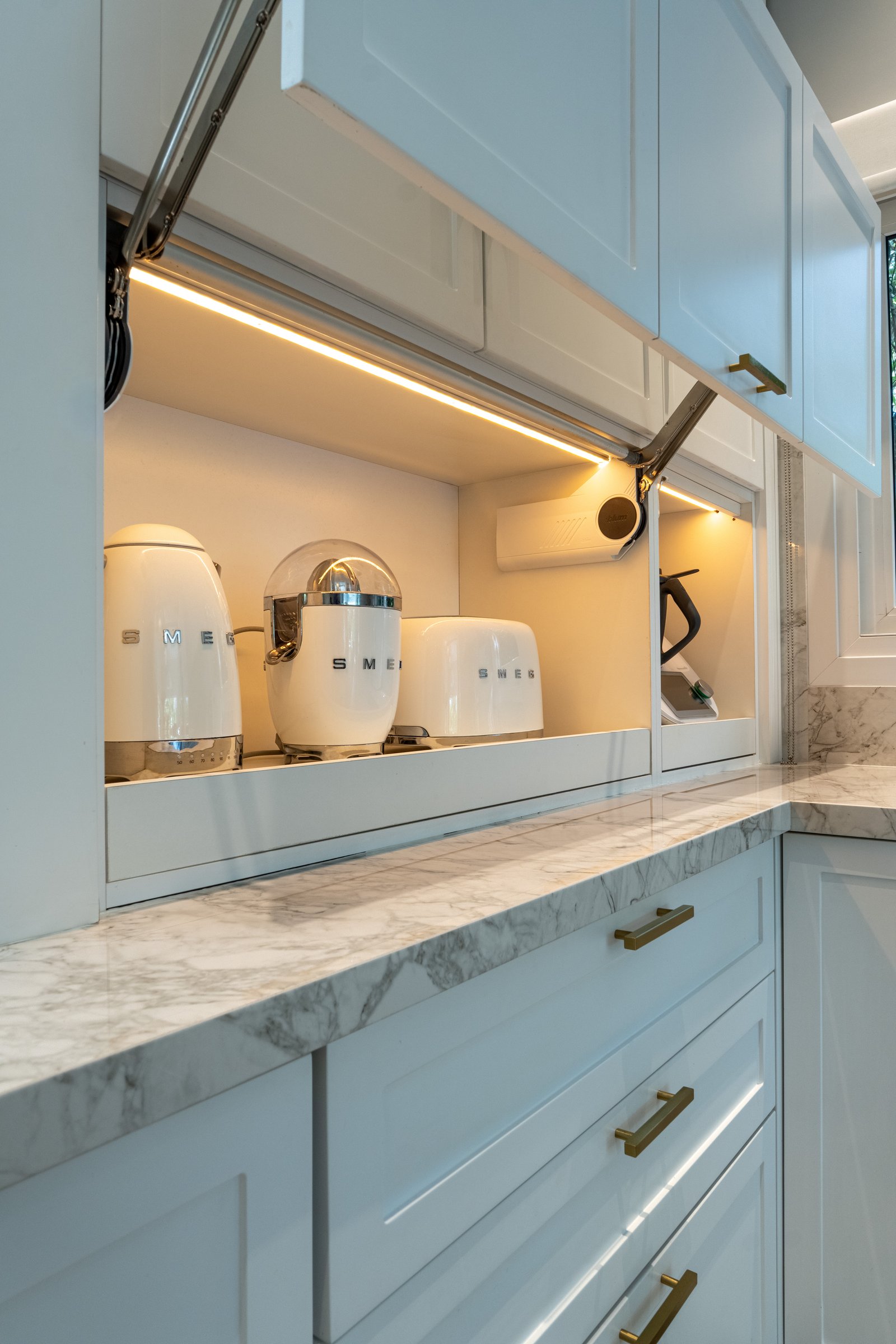 Cocina moderna con electrodomésticos retro y luces integradas — proyecto Talar de Pacheco, por ABEJA CONCEPT, en Gral. Pacheco