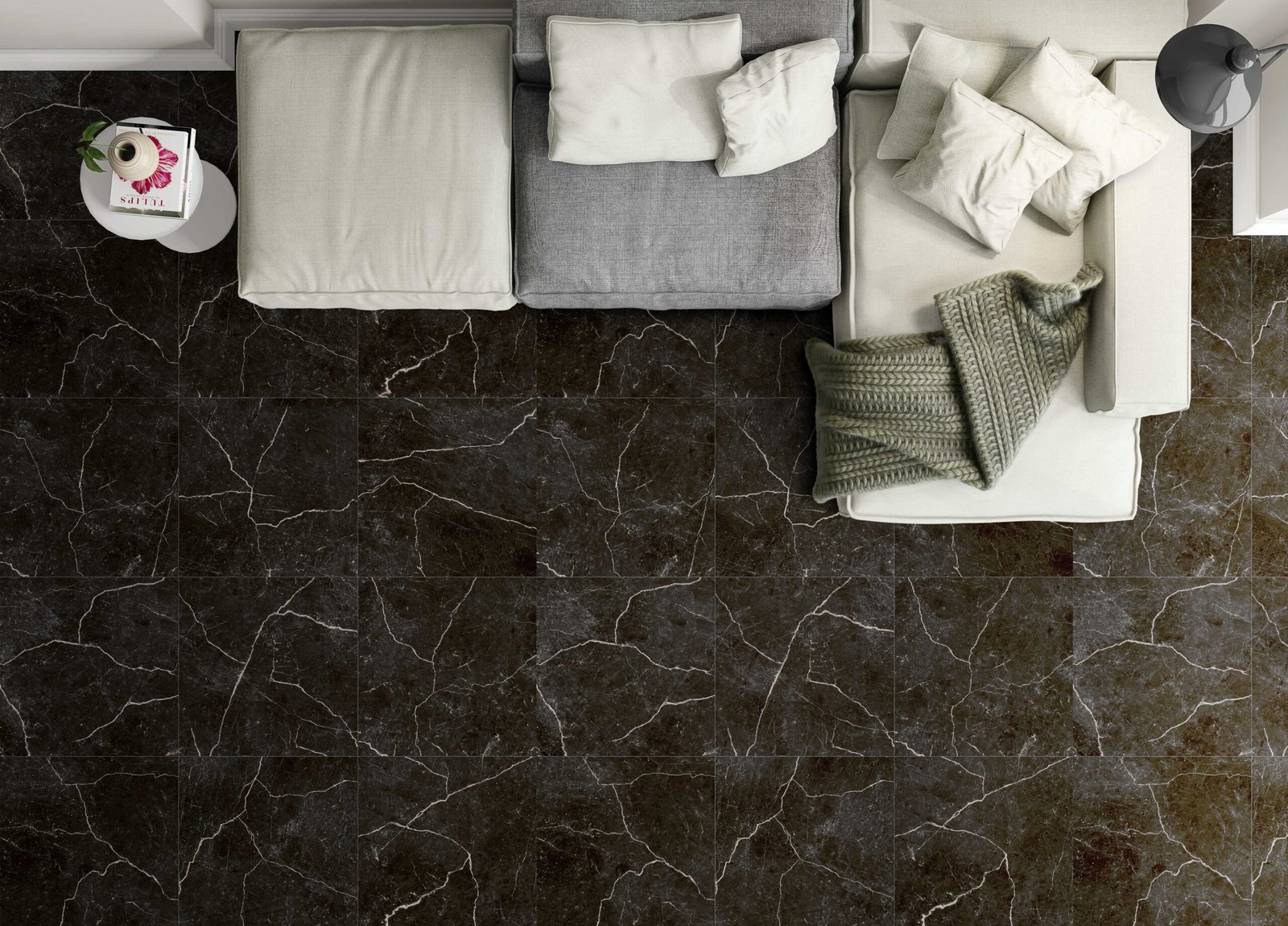 Living moderno con sofá modular gris y piso de mármol negro — proyecto Marmol, por Cerámica Cañuelas