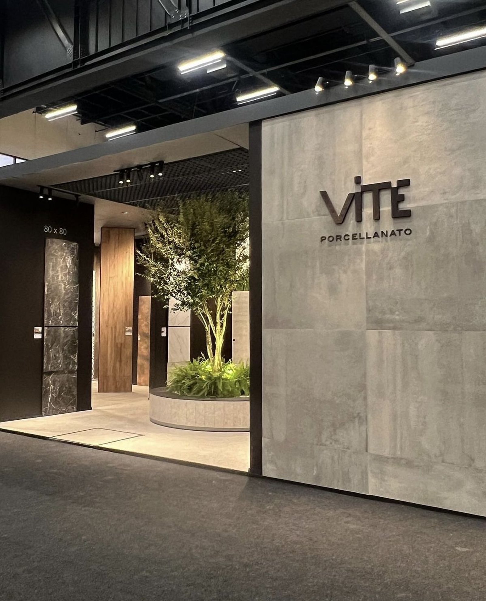 Showroom moderno con revestimientos de porcelanato y patio interno — proyecto Expo Revestir 2023, por Vite Porcellanato, en São Paulo