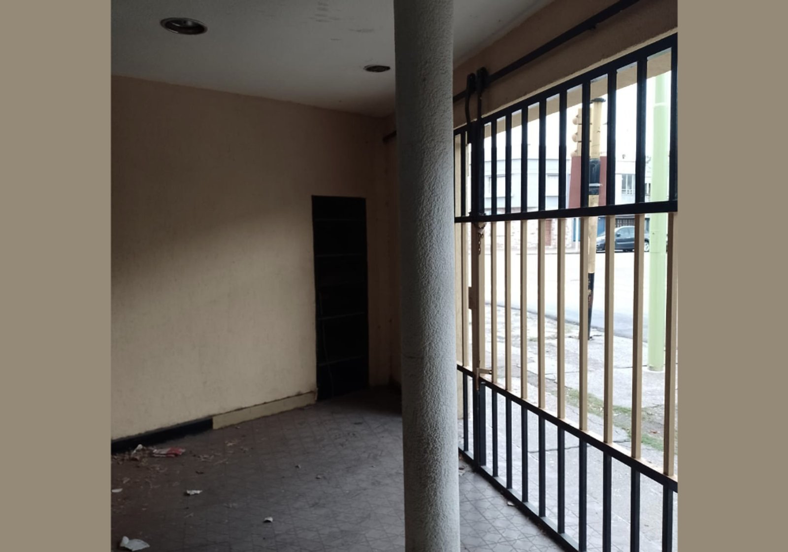 Espaço comercial vazio com grades metálicas e pilar de concreto — projeto Showroom Club Olimpo Bahía Blanca, por FA DISEÑO Y AMBIENTACION, em Bahía Blanca