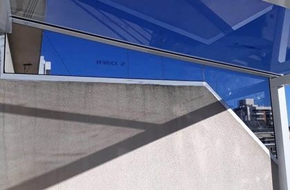 terraza moderna con techo de vidrio y pared de hormigón — proyecto Techos Blindex, por Cristalcenter, en Buenos Aires