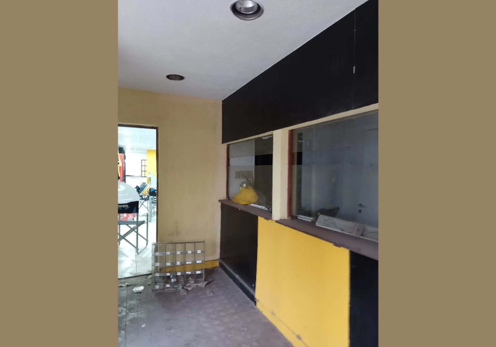 mostrador de servicio comercial con pared beige y negra — proyecto Showroom Club Olimpo Bahía Blanca, por FA DISEÑO Y AMBIENTACION, en Bahía Blanca