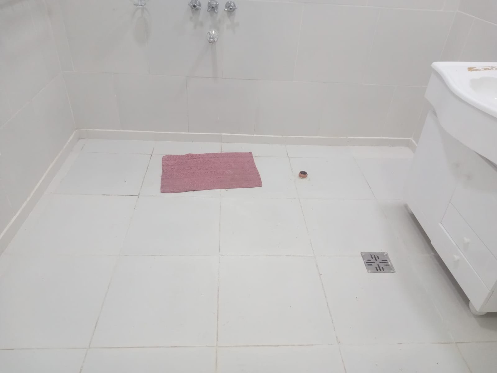 baño moderno con alfombra rosa — proyecto Esmeralda 517, por A&E construcciónes, en Esmeralda 517