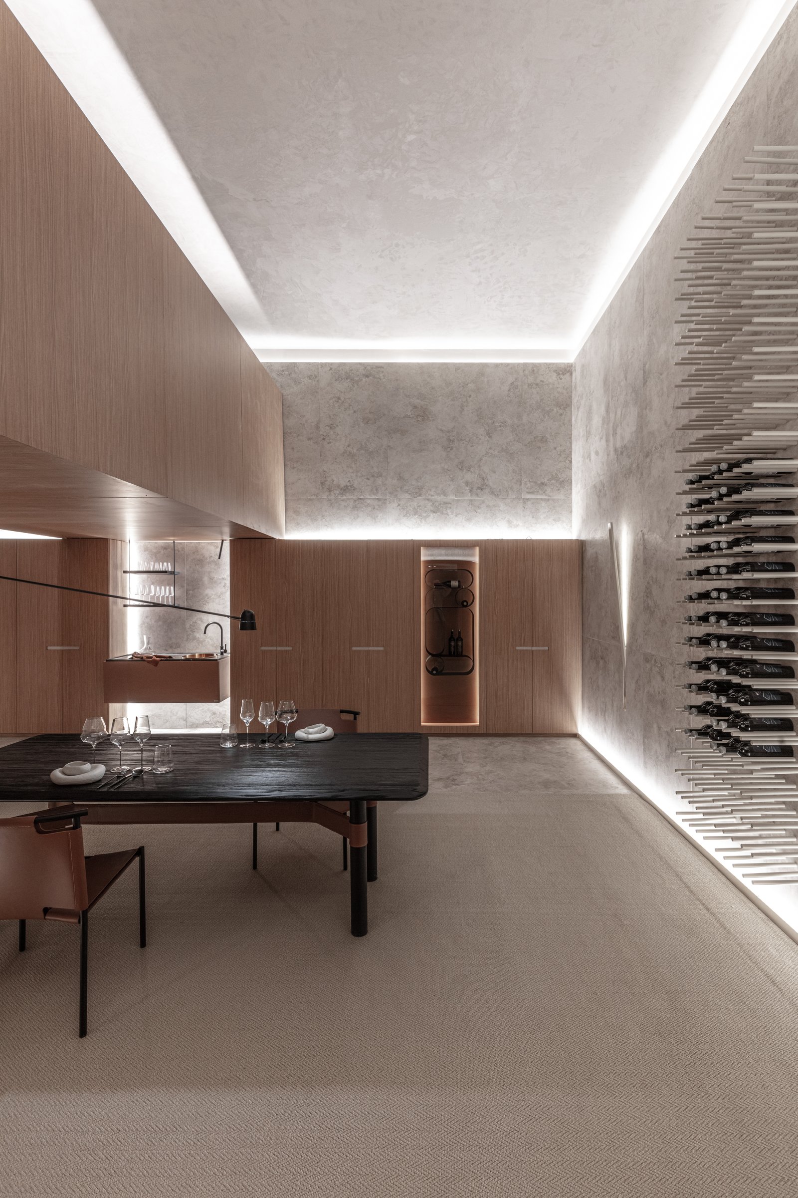 Sala de jantar moderna com adega e minimalismo em madeira — projeto Casa Foa 2025 | Degustando experiencias | Tasting experiences | Lucia Quinteros, por Ren Studio, em Cdad. Autóno