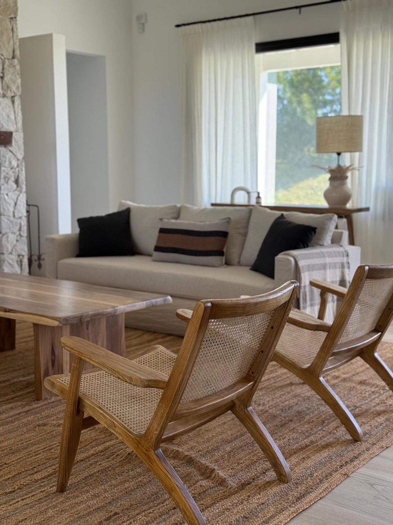 Living moderno con sillones de madera y ratán, mesa de borde vivo — proyecto EL SALVAJE, por CUFANIA HOME , en Pinamar