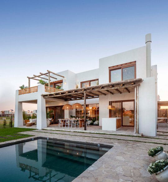 Casa moderna con piscina y pérgola de madera — proyecto Casa Ibiza, por MUCHTEK, en Barrio Santa Ana