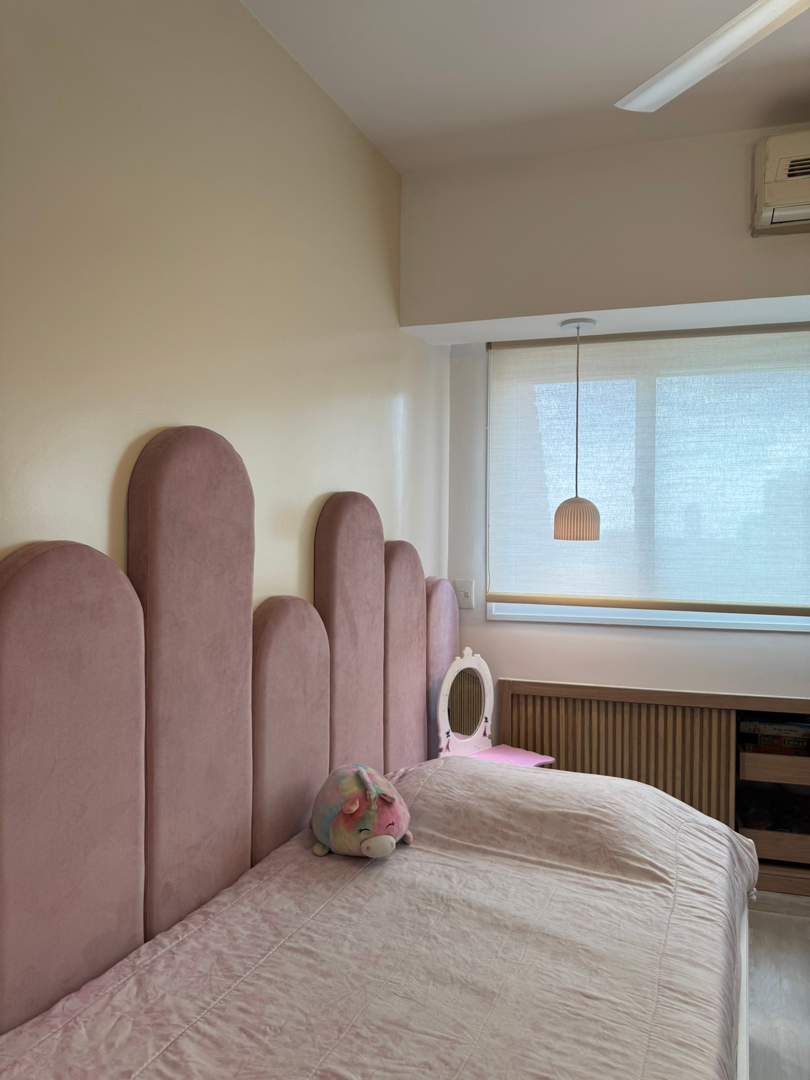 dormitorio moderno con cabecero curvo rosa y espejo ornamentado — proyecto Apolinario, por MDBK Arquitectura, en Villa Crespo