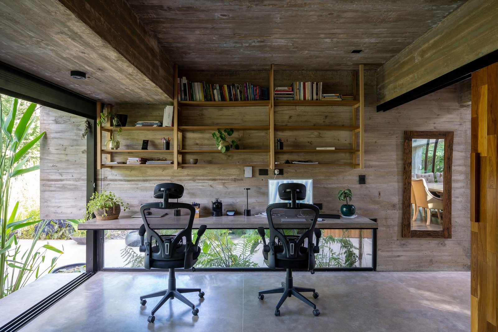 Oficina moderna con escritorios de madera y concreto visto — proyecto Casa Leloir, por Besonías Almeida arquitectos, en Parque Leloir