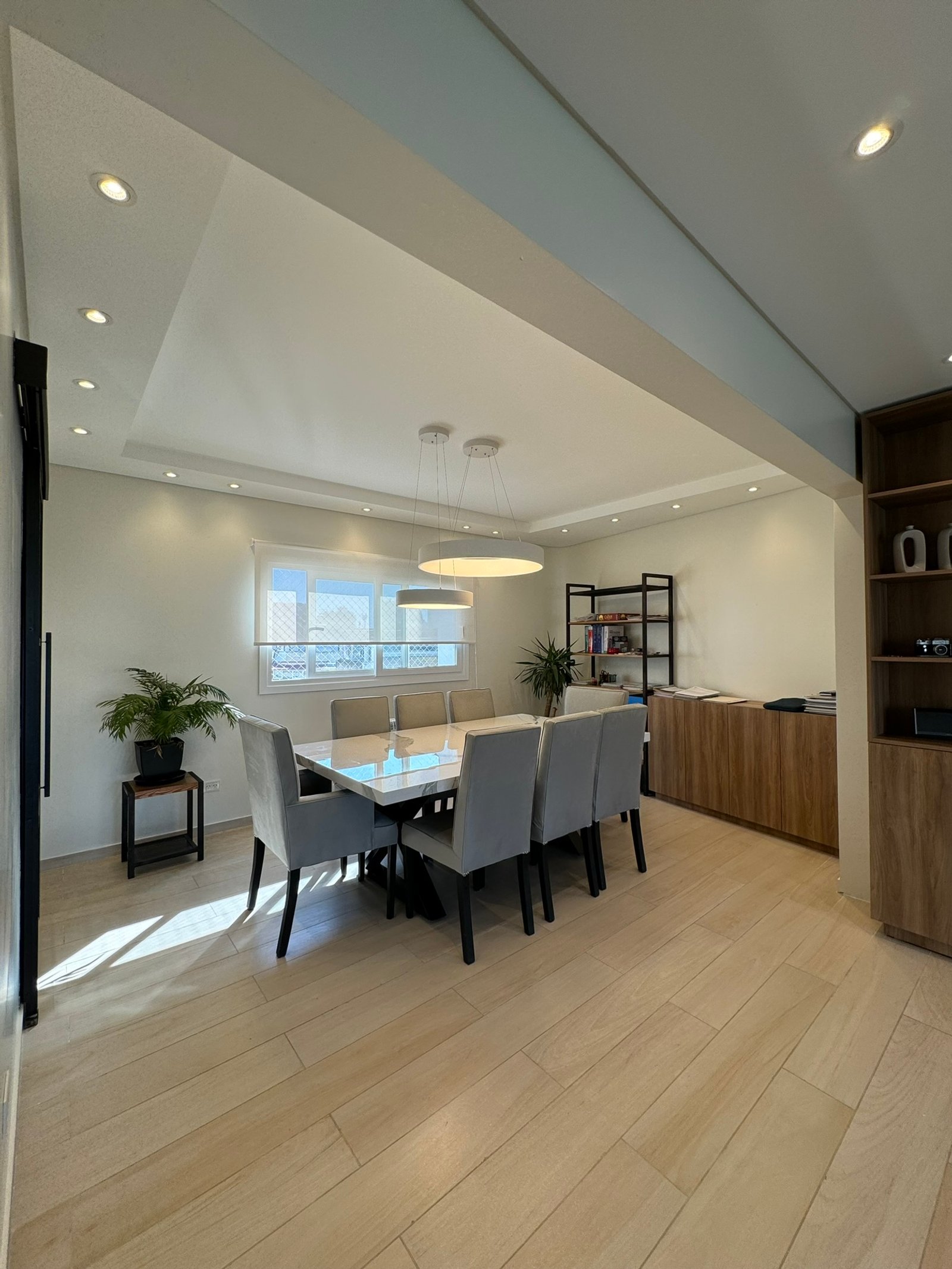 Comedor moderno con mesa de mármol y sillas grises — proyecto Salguero II, por MDBK Arquitectura, en Palermo