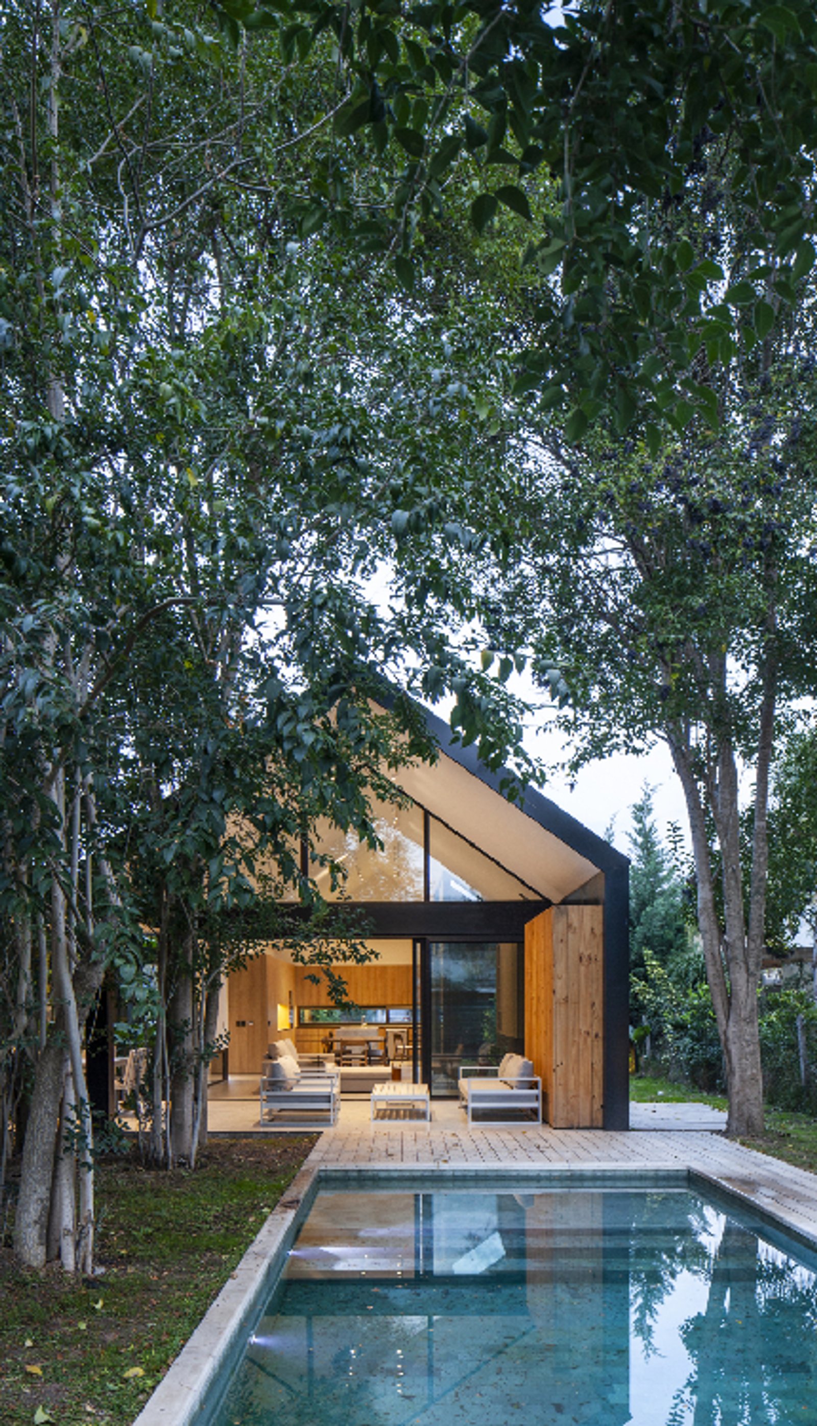Casa moderna con piscina y deck de madera en bosque — proyecto Casa Øslo, por Estudio PK, en Belén de Escobar
