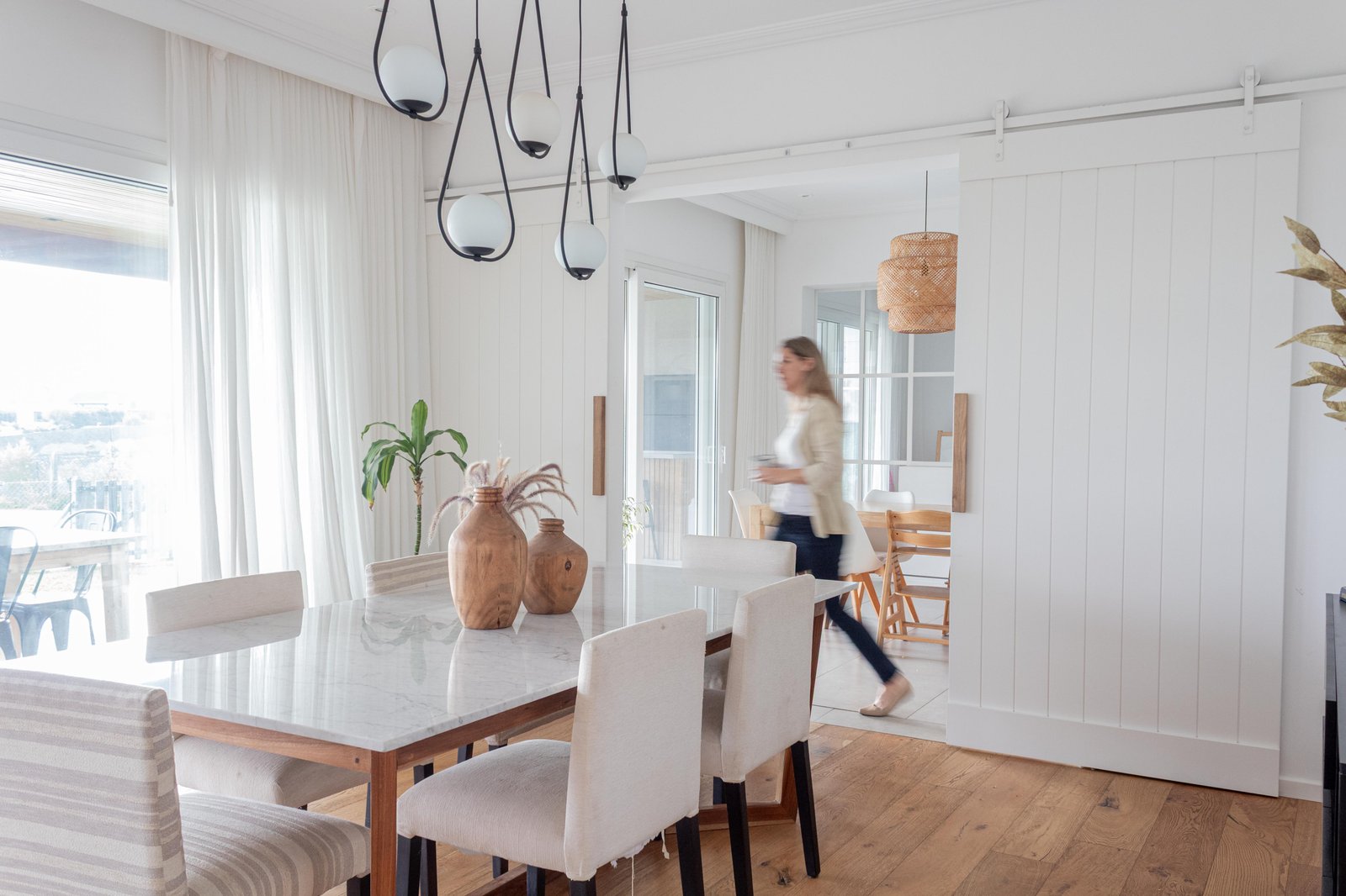Sala de jantar escandinava moderna com mesa de madeira e cadeiras bege — projeto San Rafael, por Catalina Fitero Fotografìa, em Blvd. de Todos los Santos 3500