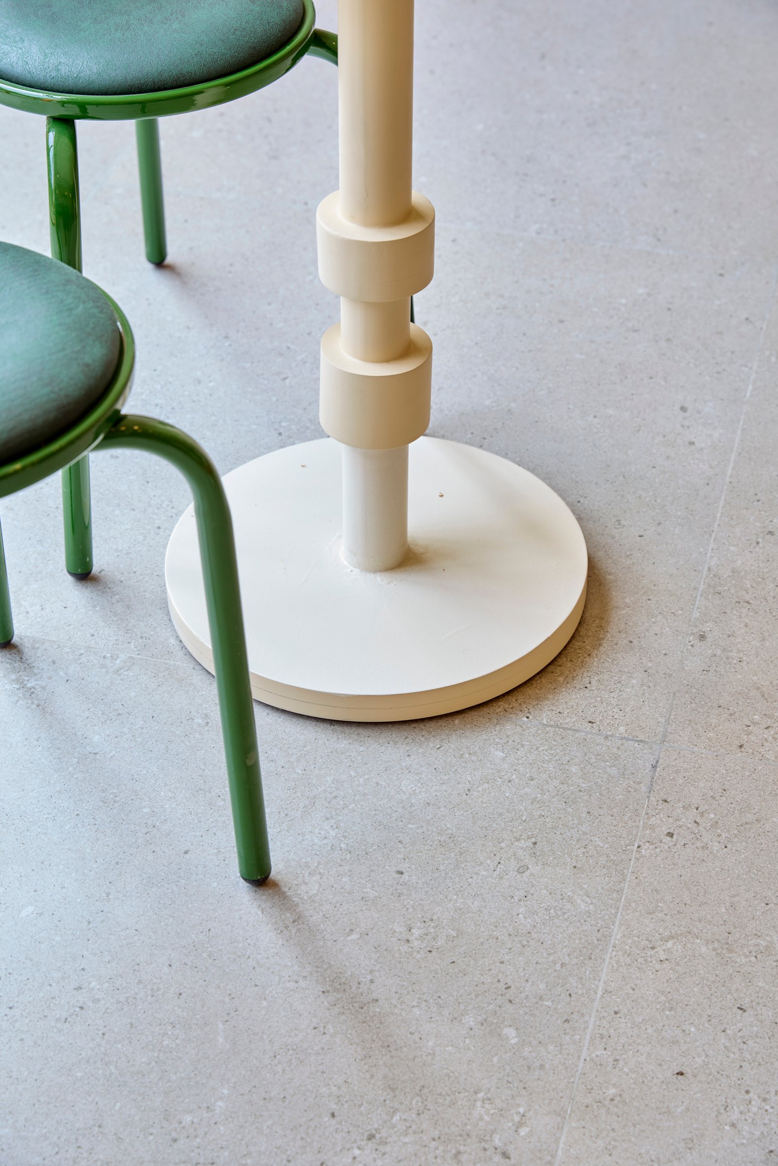 Taburetes verdes junto a mesa con base redonda blanca — proyecto Daniel Bakery, por San Lorenzo Design, en Honduras 5815