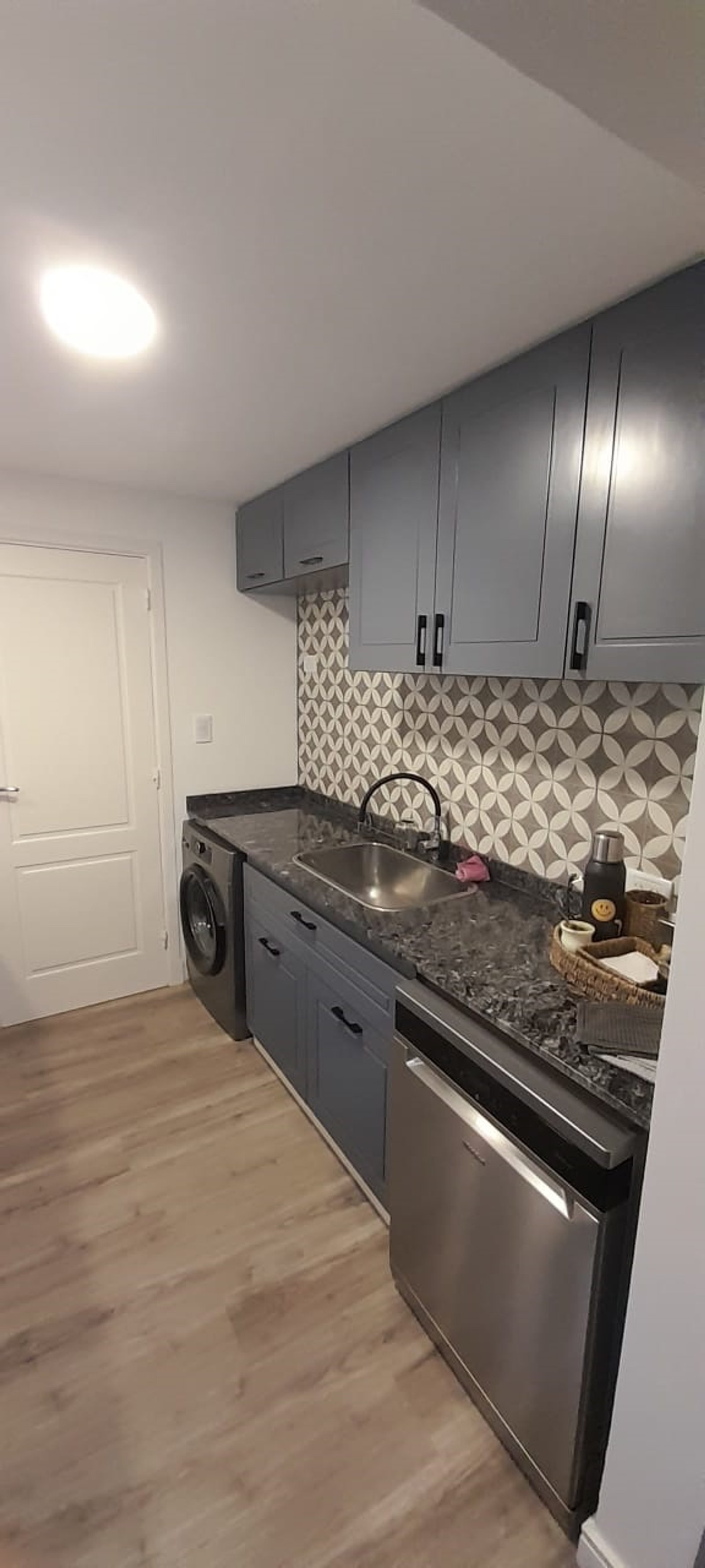 Cozinha moderna com armários cinzas e azulejos geométricos — projeto Casa FF, por Forma, em Balcarce