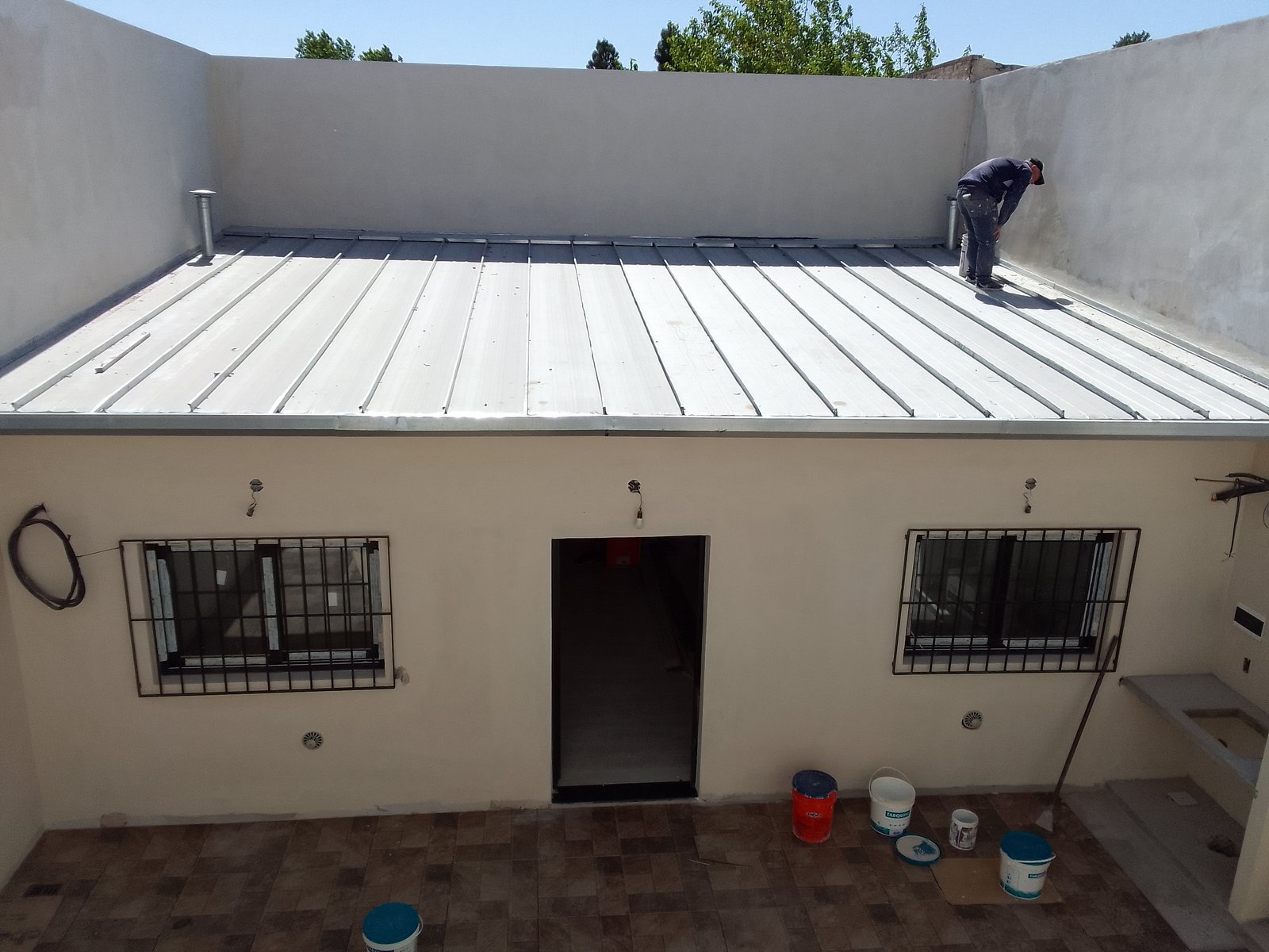 fachada en construcción con techo metálico y obrero — proyecto Drogueria en Avellaneda, por Arquitecto Guido Niccoli, en B1872 Sarandí