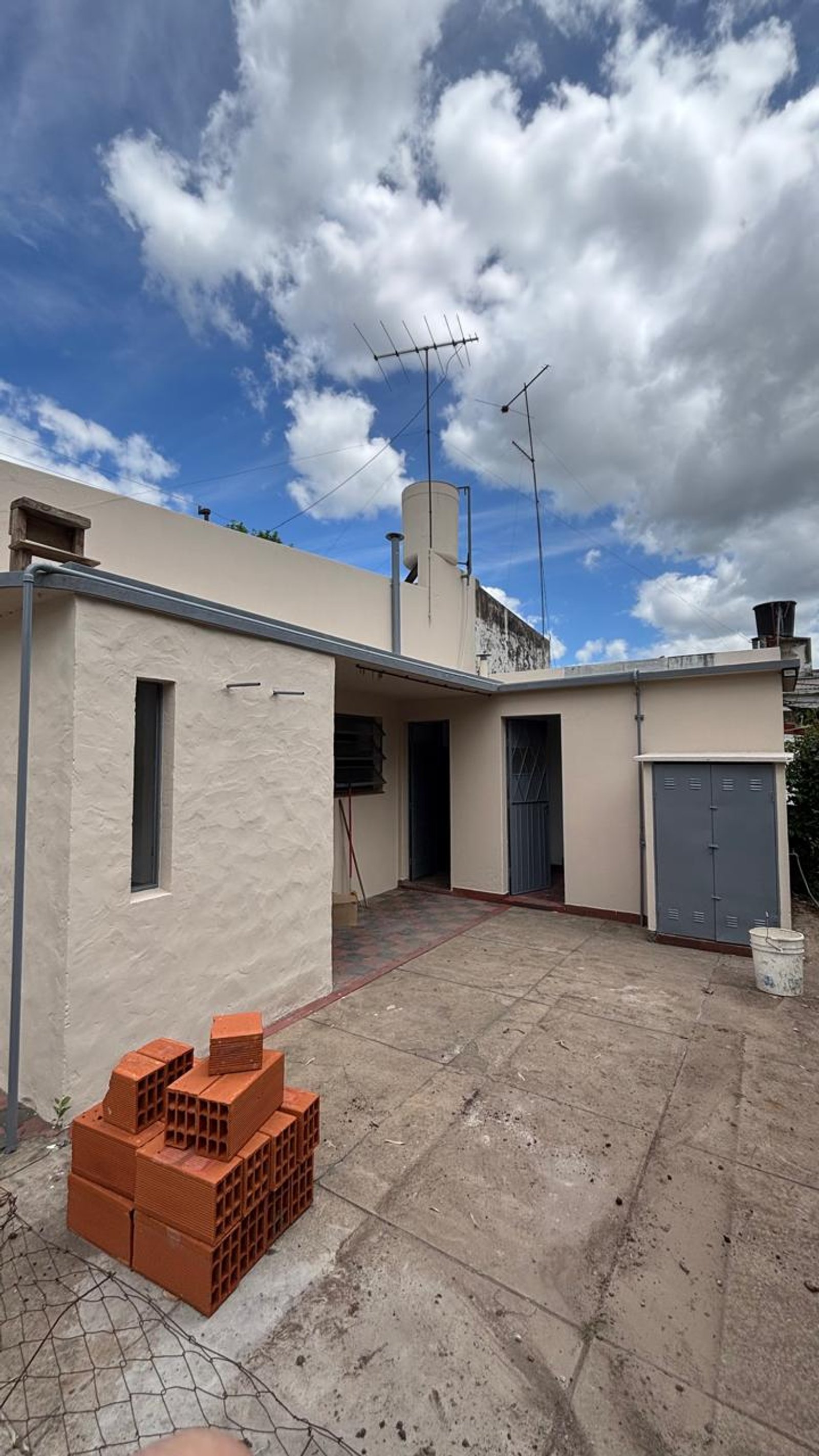 Fachada de casa en construccion con ladrillos — proyecto REFORMA C520, por Estudio Llobet, en Melchor Romero