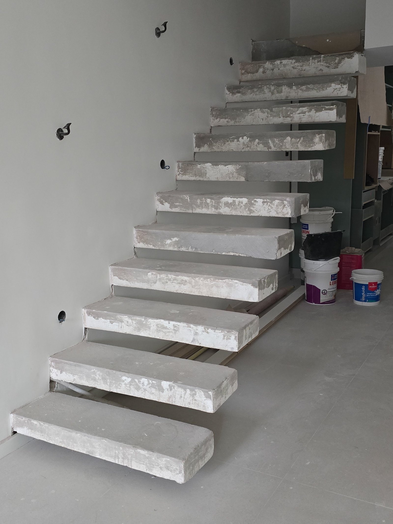 Escalera flotante de hormigón sin terminar — proyecto Ballester, por BK Arquitectos, en B1653 Villa Ballester