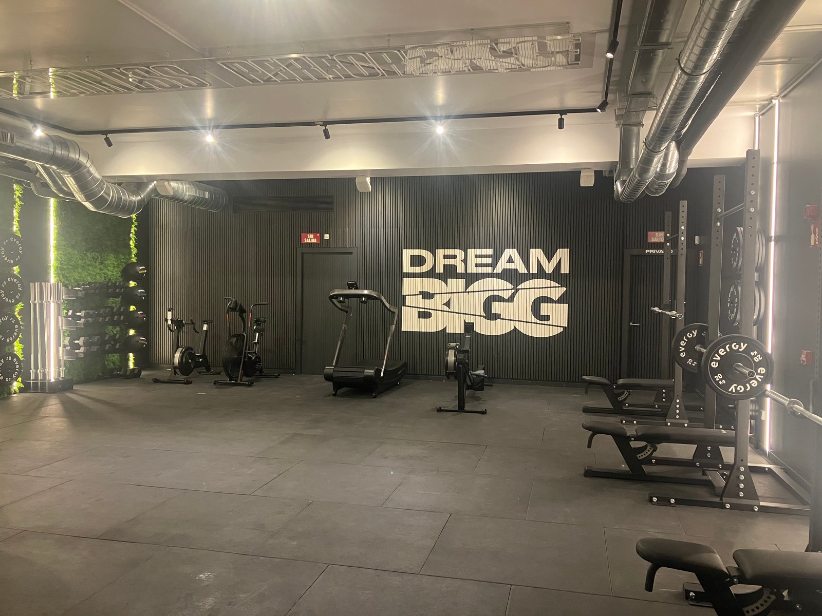 Gimnasio moderno con arte de pared y equipos de pesas — proyecto BIGG EIXAMPLE, por GeN Arquitectura, en Carrer del Consell de Cent