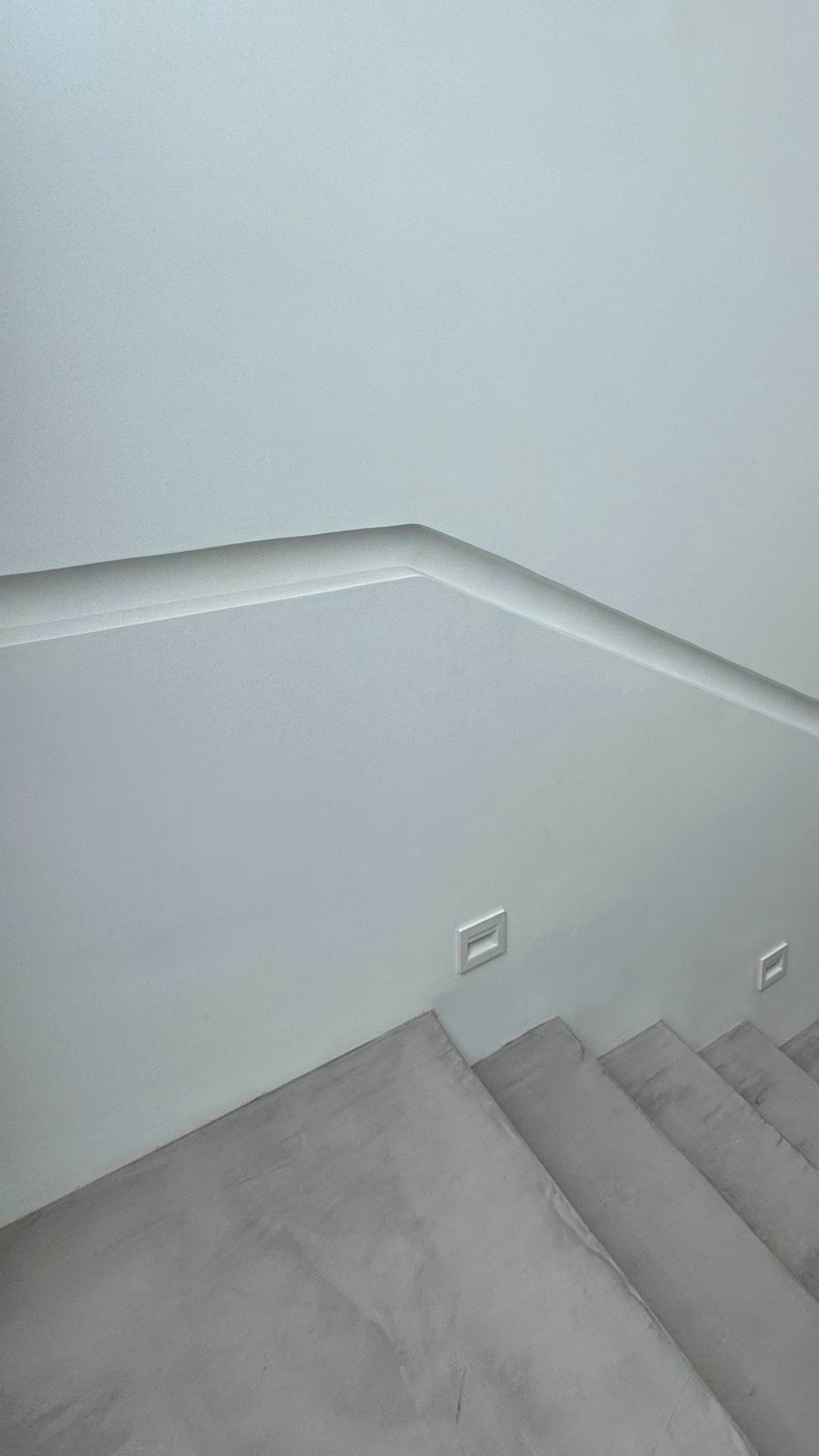 Escalera moderna de hormigón con iluminación empotrada — proyecto Casa ER , por Hermann Arquitectos, en Arribeños 1611