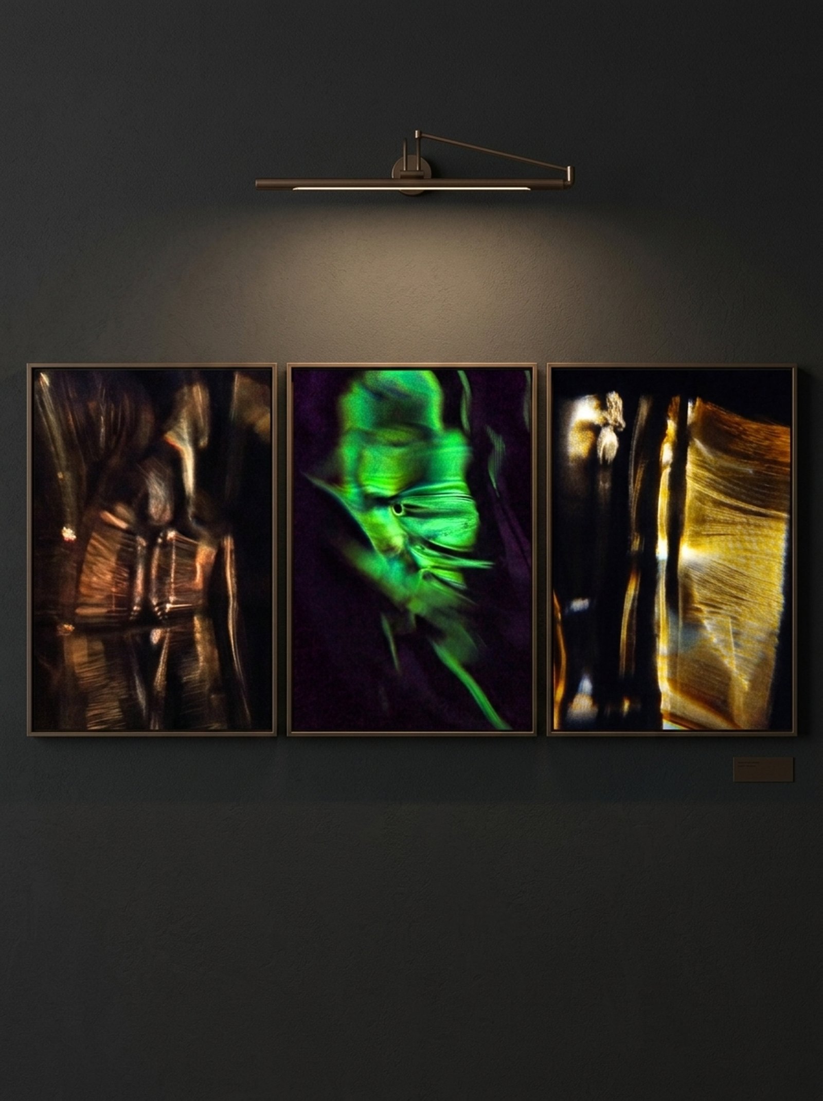 Tríptico de arte abstrato em parede escura com luminária de quadro — projeto Fine Art Photography, por ThePhotoGallery, em Buenos Aires