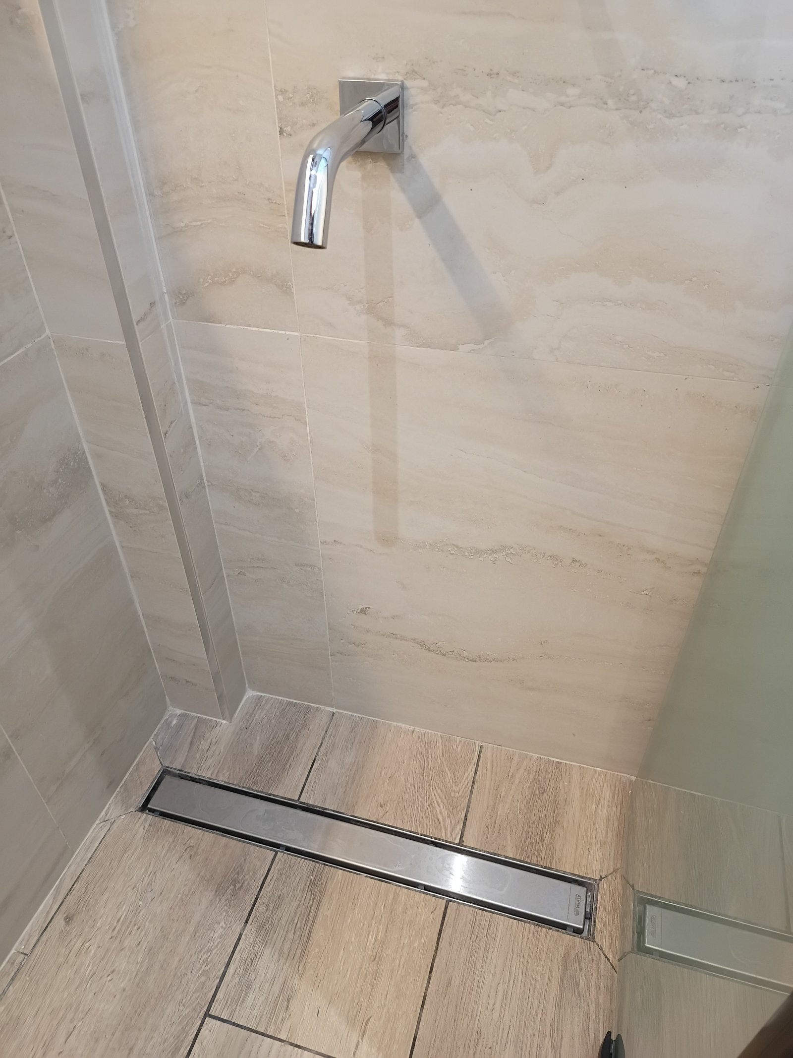 Baño moderno con ducha lineal y grifería empotrada — proyecto Obra pelle, por vetainteriores, en Av. Carlos Pellegrini 1400
