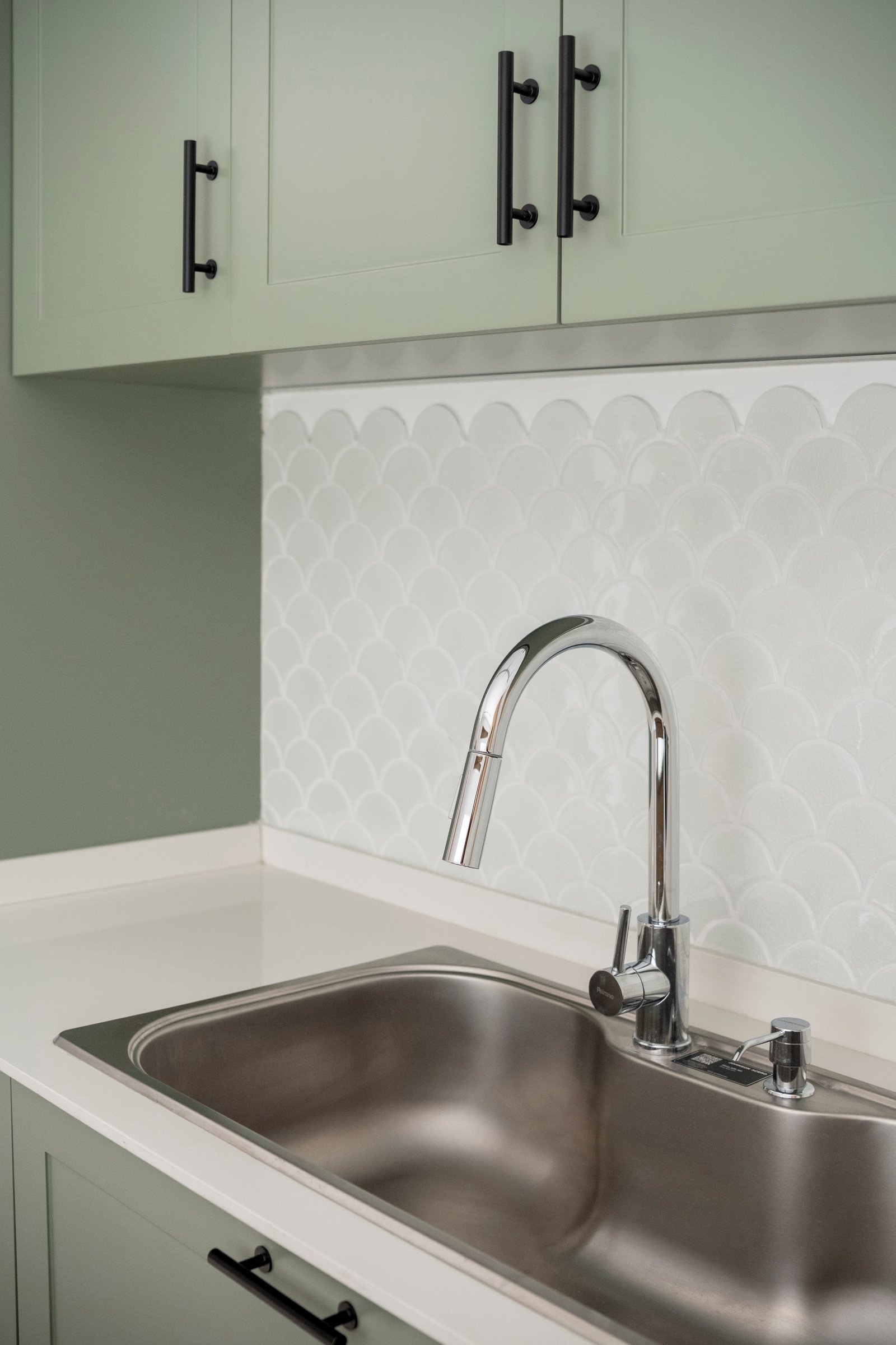 Cocina moderna con muebles verdes y grifo cromado — proyecto Ballester, por BK Arquitectos, en B1653 Villa Ballester