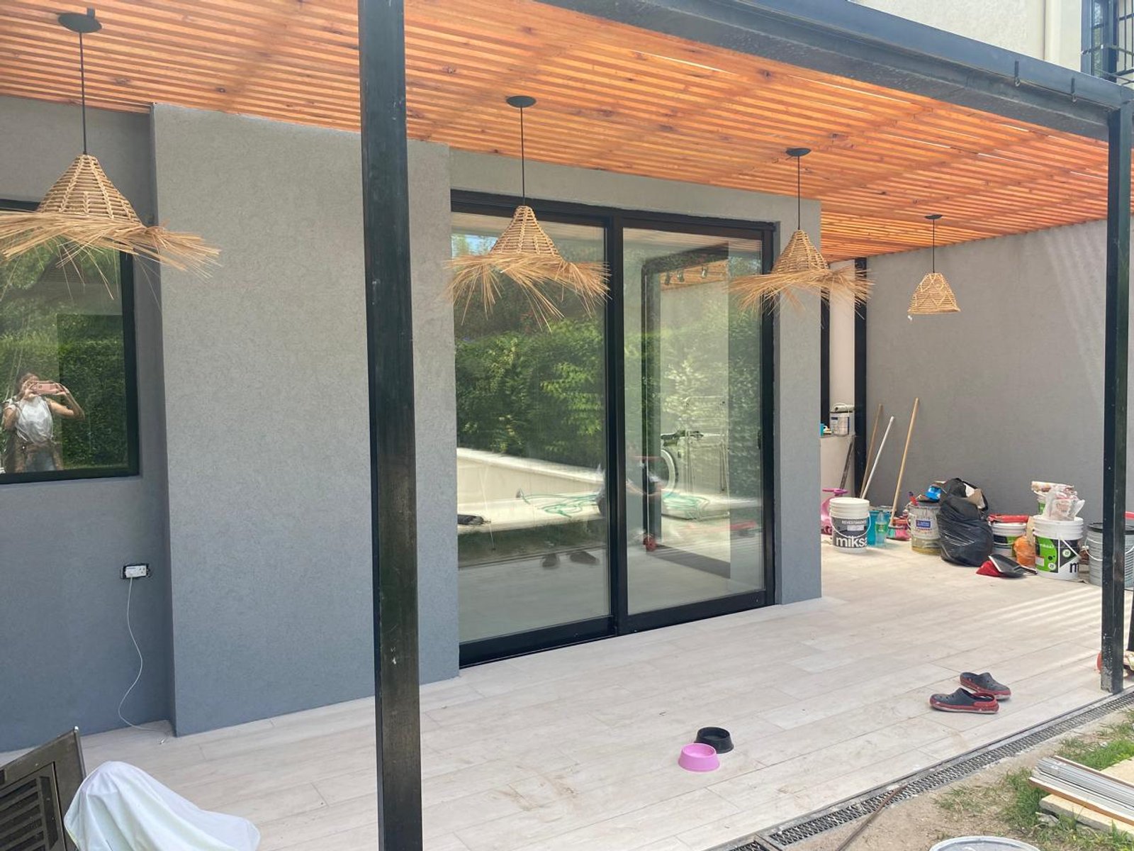 Pérgola con techo de madera y deck de madera clara — proyecto Refacción dúplex CB, por arquitectura.JD, en La Plata
