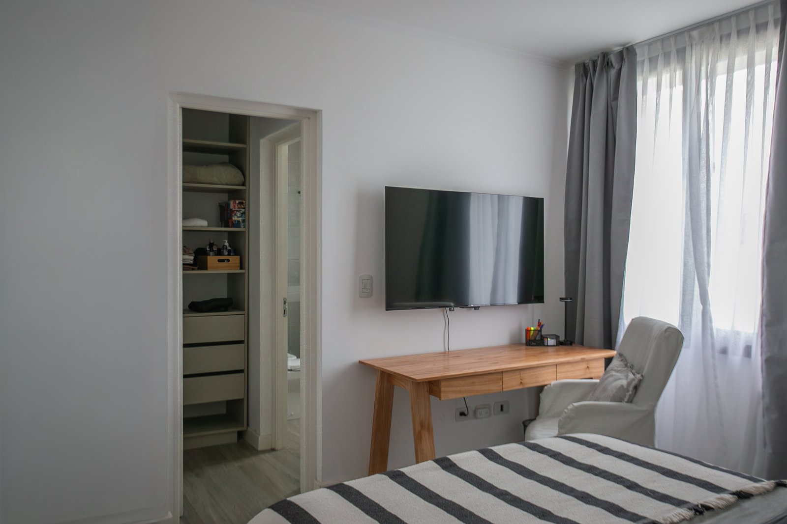 Quarto moderno com closet aberto e muita luz natural — projeto CASA AB, por SEDE Arq., em Av. Pereda S/N