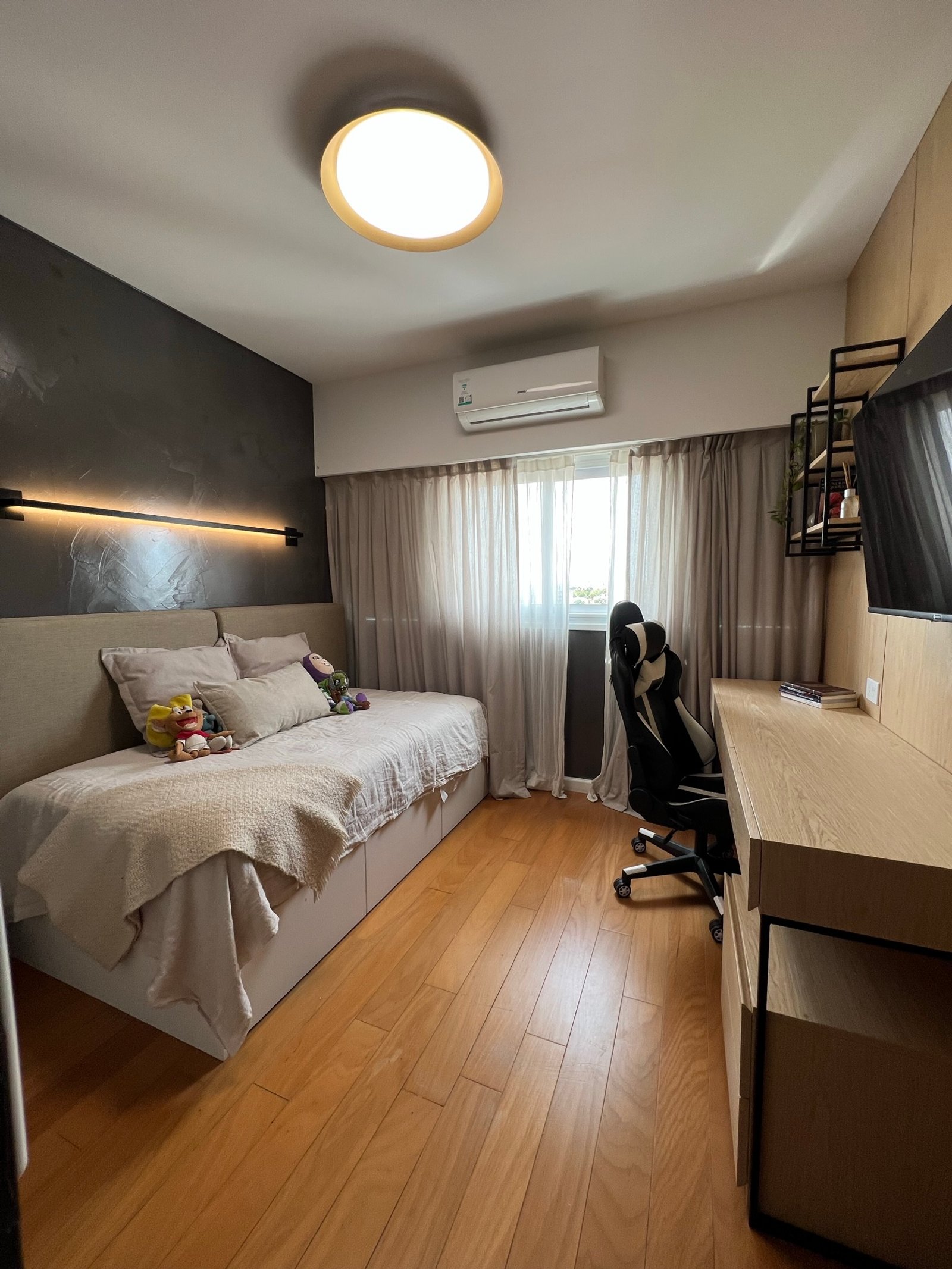 Dormitorio moderno con cama baja, escritorio y luces lineales — proyecto Vallejos, por MDBK Arquitectura, en Villa Devoto