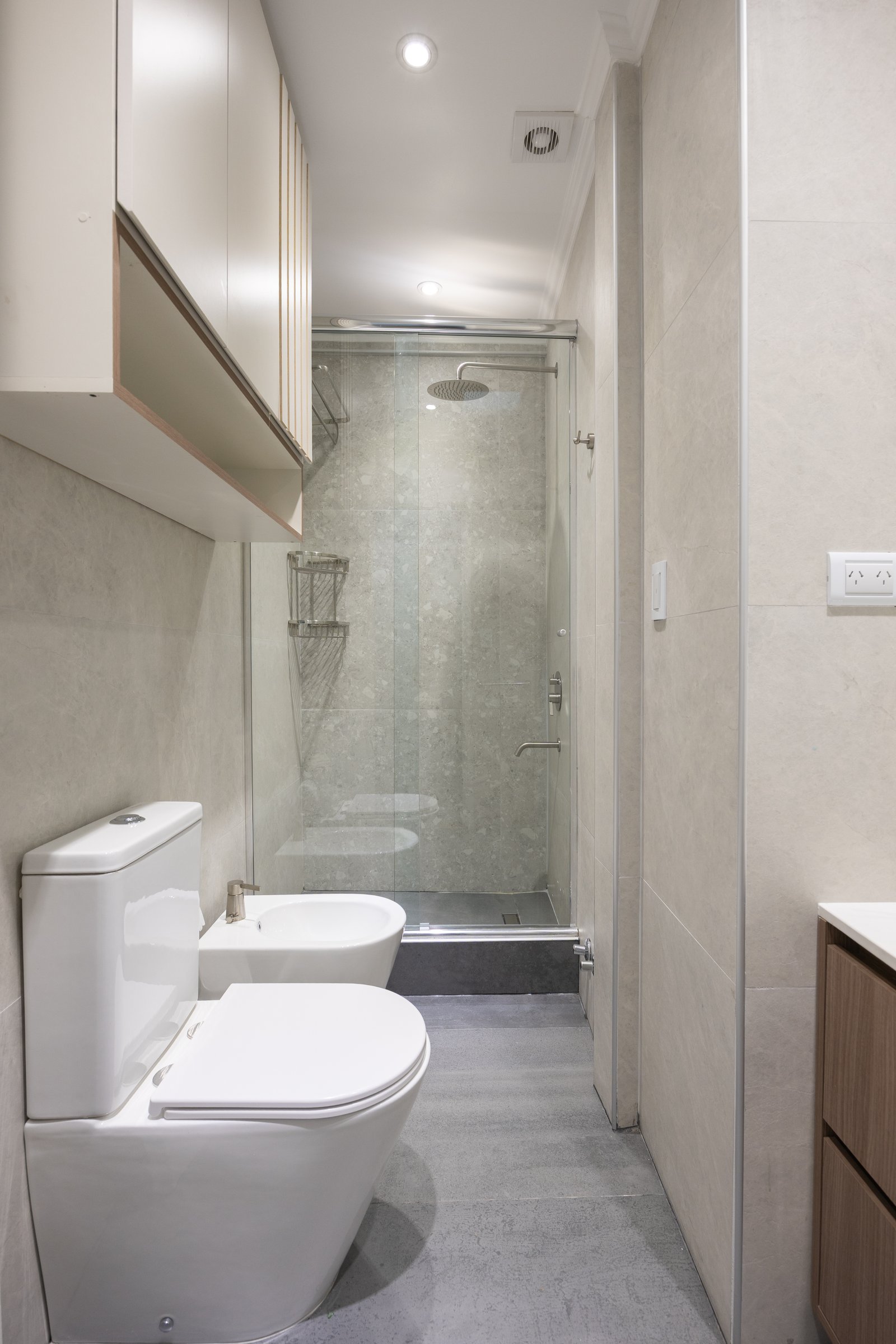 Baño moderno minimalista con inodoro y bidet modernos — proyecto Balvanera, por Martina Kleinert, en C1032 Buenos Aires