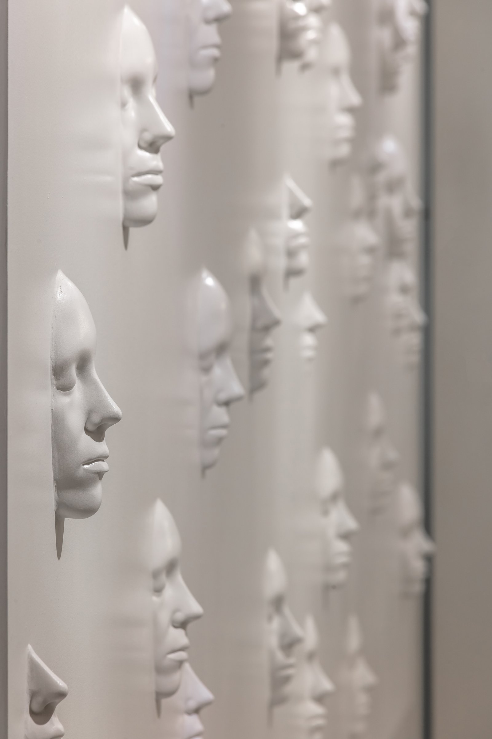 rostros blancos abstractos en pared minimalista — proyecto Figueroa Alcorta | Rhinoplasty meets art, por Ren Studio, en Palermo Chico