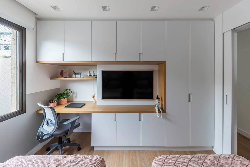 Apartamento tem sala e varanda integrados com muita luz natural e aconchego