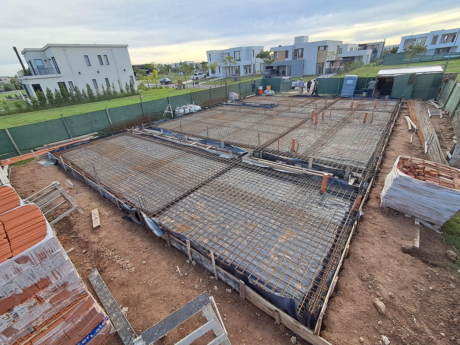 Construcción de base de vivienda con estructura de hierro y hormigón — proyecto RIBERAS  332, por IRALA CONSTRUCCIONES, en Belén de Escobar