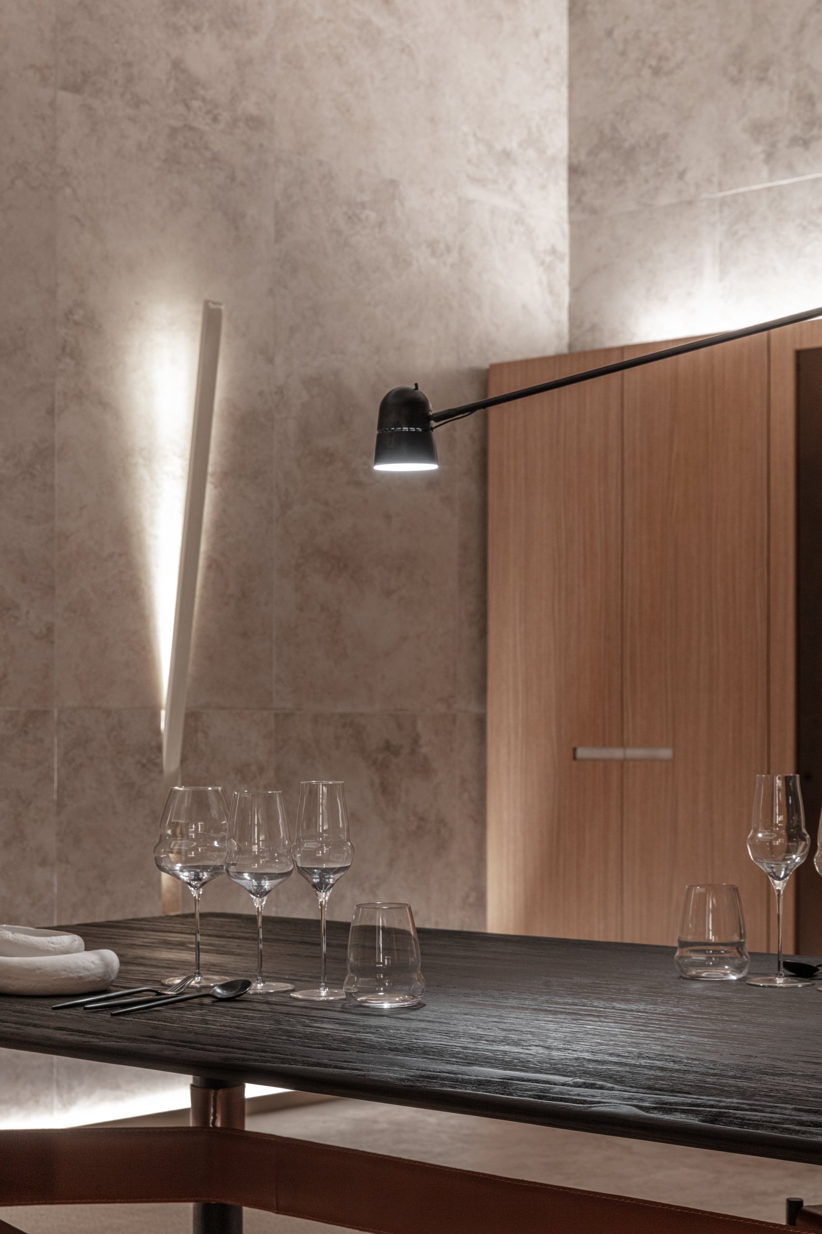 Comedor moderno minimalista con pared de mármol y lámpara de pared — proyecto Casa Foa 2025 | Degustando experiencias | Tasting experiences | Lucia Quinteros, por Ren Studio, en Cd