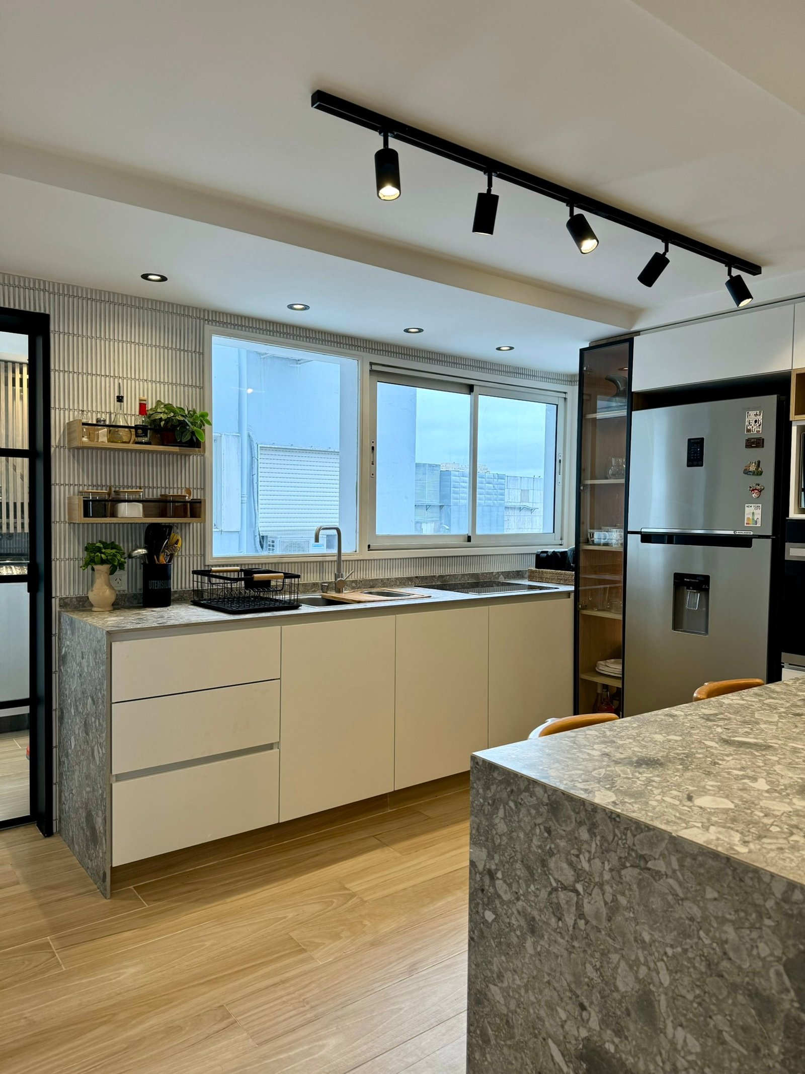 Cocina moderna con isla y acabados de mármol y madera — proyecto Arengreen, por MDBK Arquitectura, en Caballito