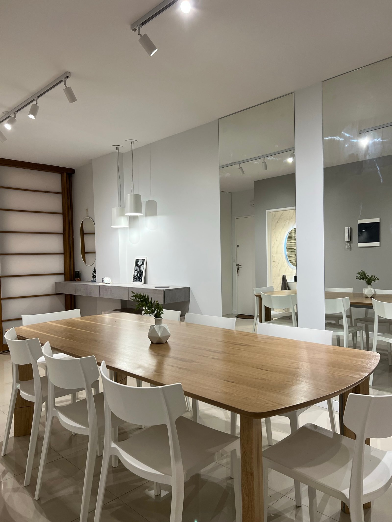 Sala de jantar moderna com mesa de carvalho_like e cadeiras brancas minimalistas — projeto Epuyen II, por MDBK Arquitectura, em Caballito