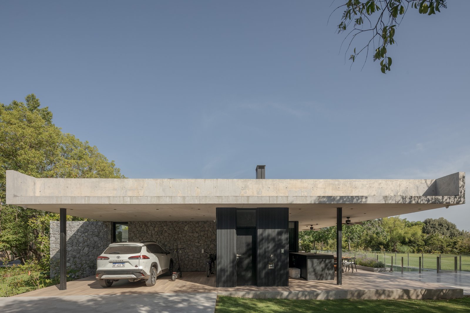 casa moderna brutalista com telhado de concreto em balanço — projeto Casa PLANALTO, por Grupo CRBN, em Av. Pres. Perón 10298
