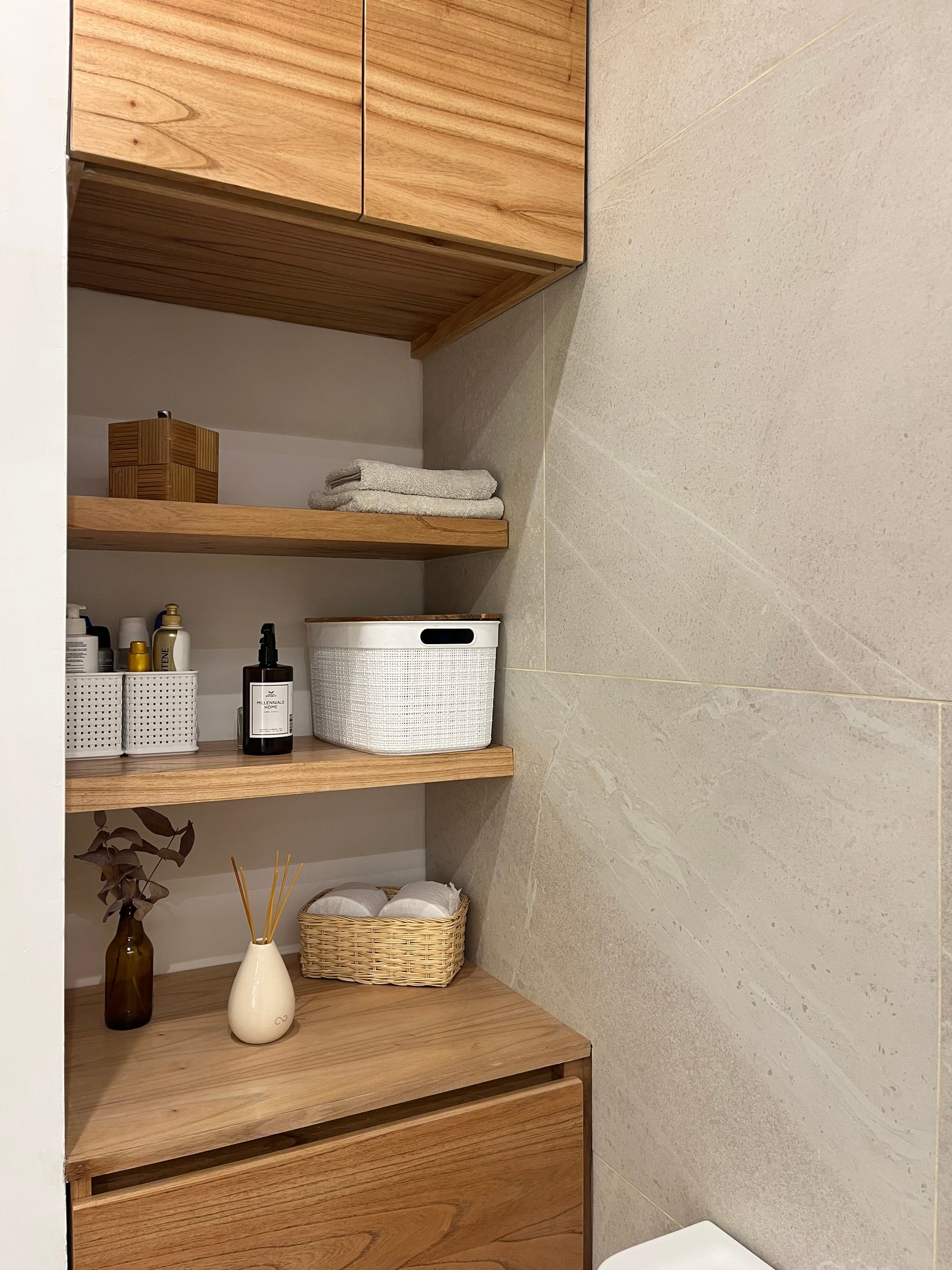 Baño con muebles de madera natural y estantes abiertos — proyecto CASA ANSA, por Barū Arquitectura, en B1674 Sáenz Peña